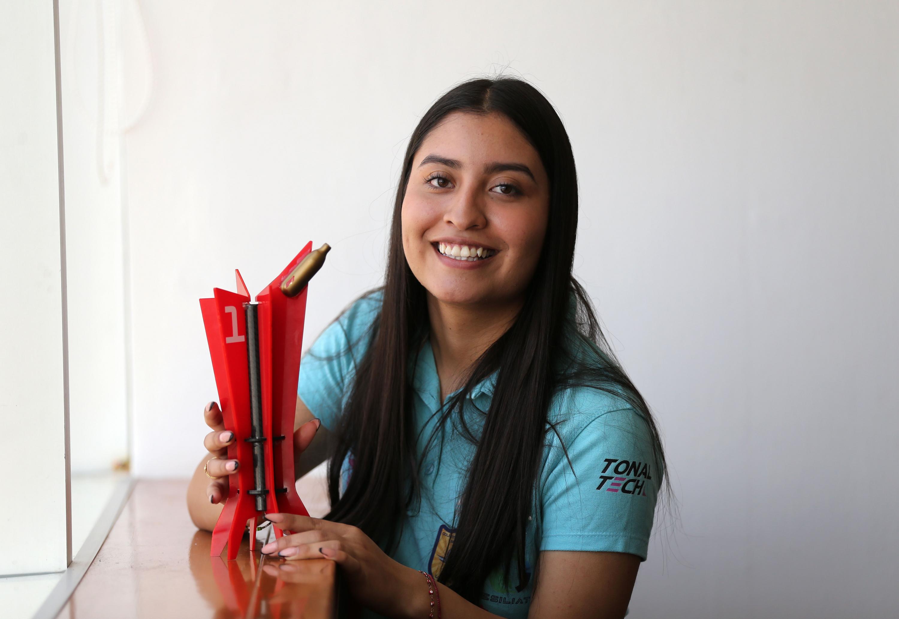 Integrante de la escudería Girls Tonaltech dos con su premio