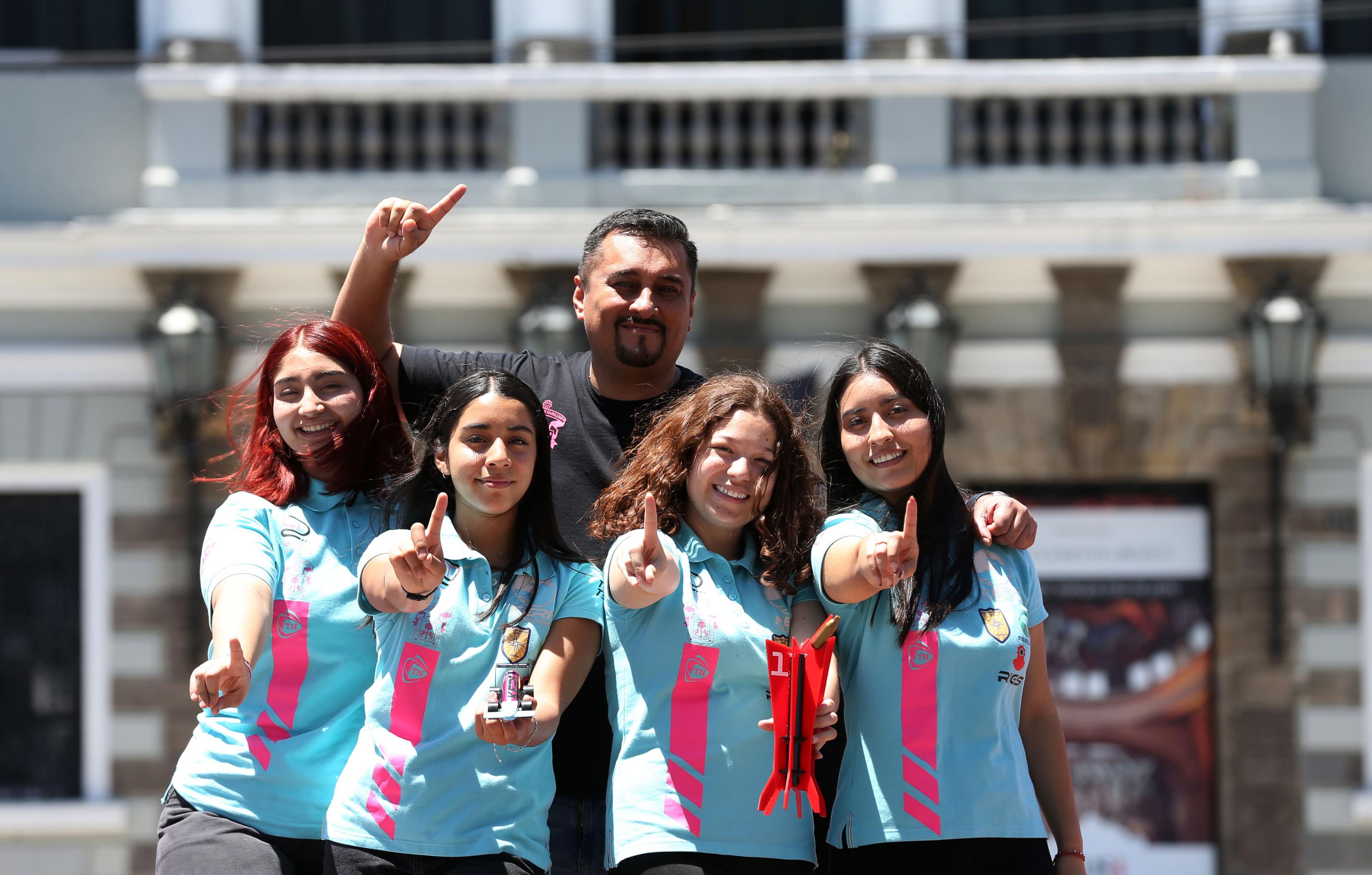 Asesor junto a integrantes de la escudería Girls Tonaltech dos