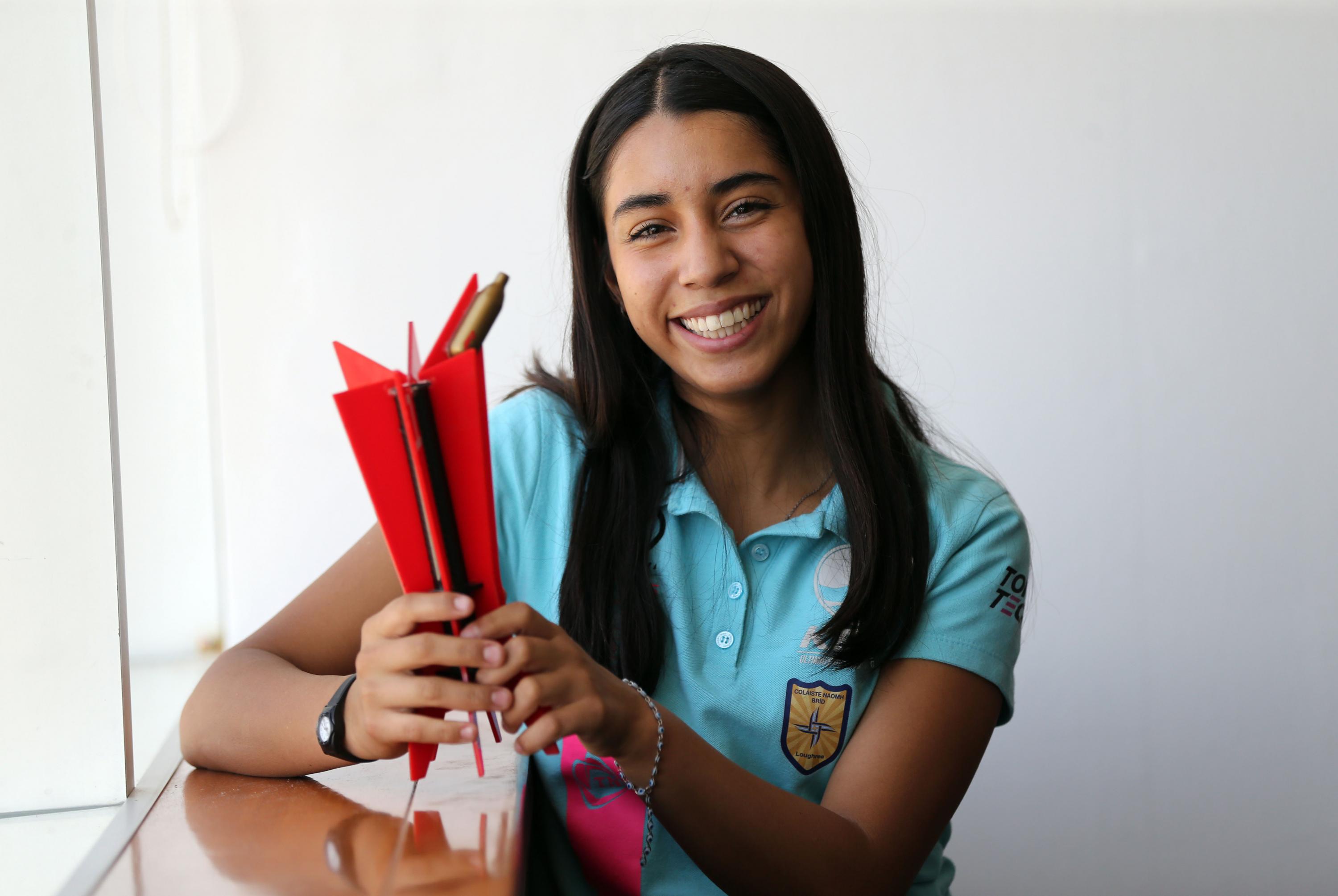 Integrante de la escudería Girls Tonaltech dos con su premio