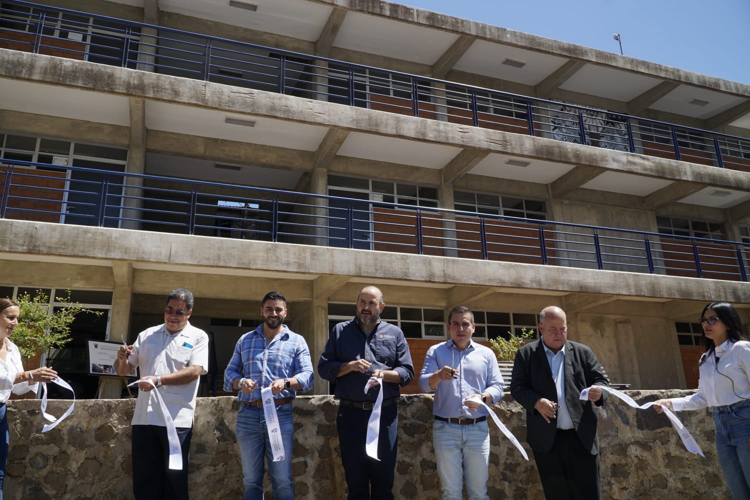 Autoridades del evento en corte de listón