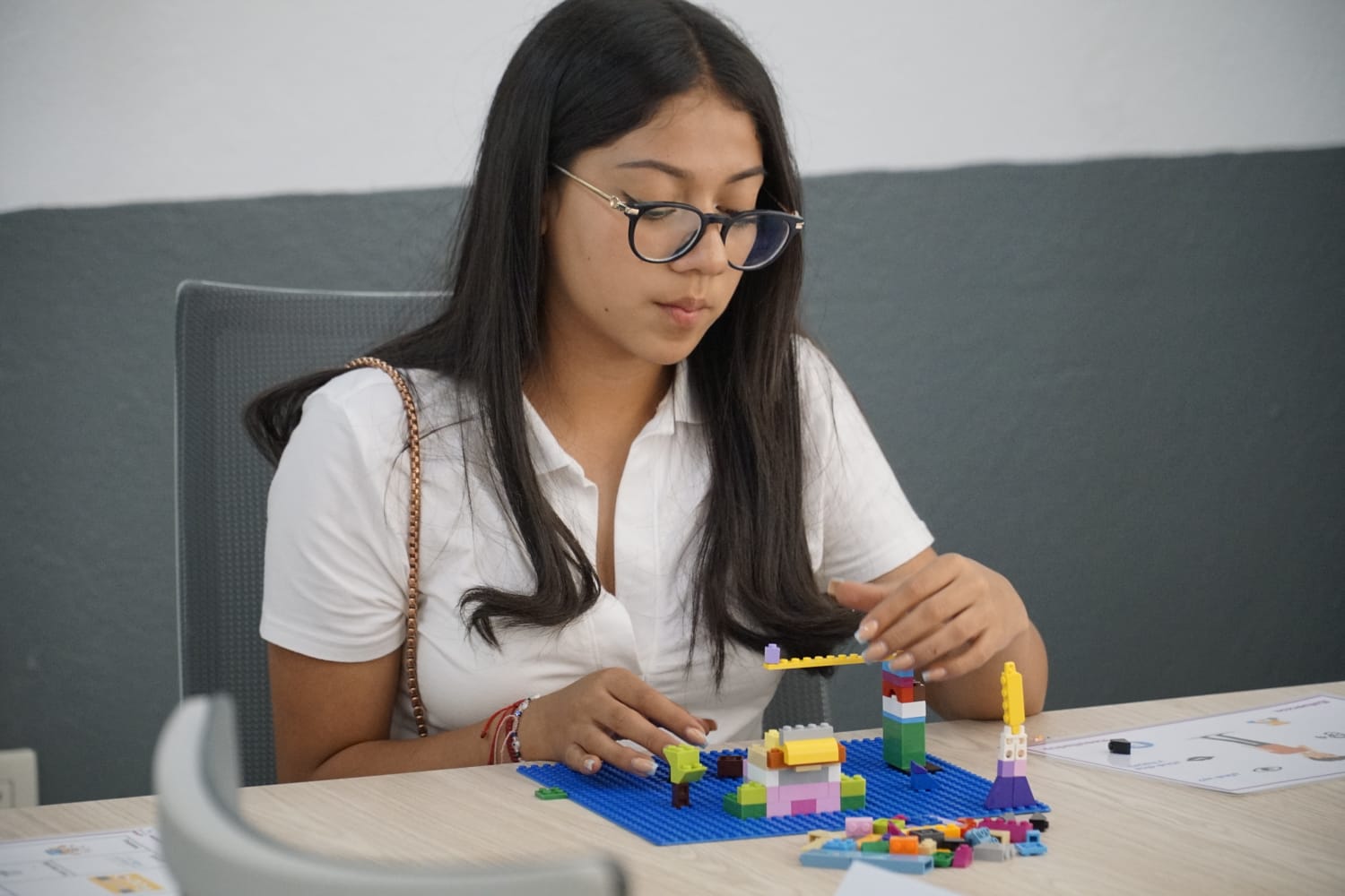 Alumna arma piezas de lego