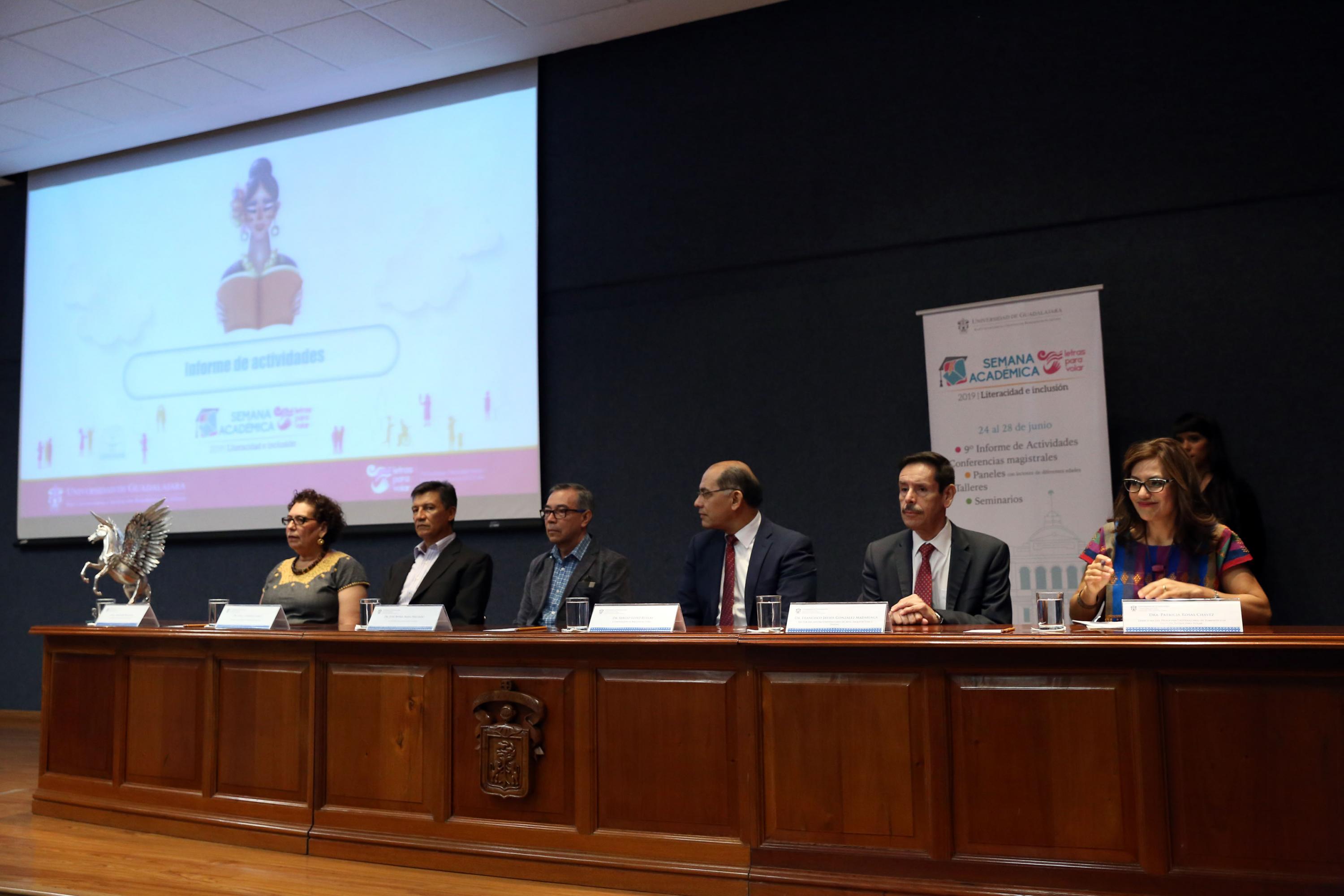 Integrantes mesa de presidium frente a asistentes en auditorio