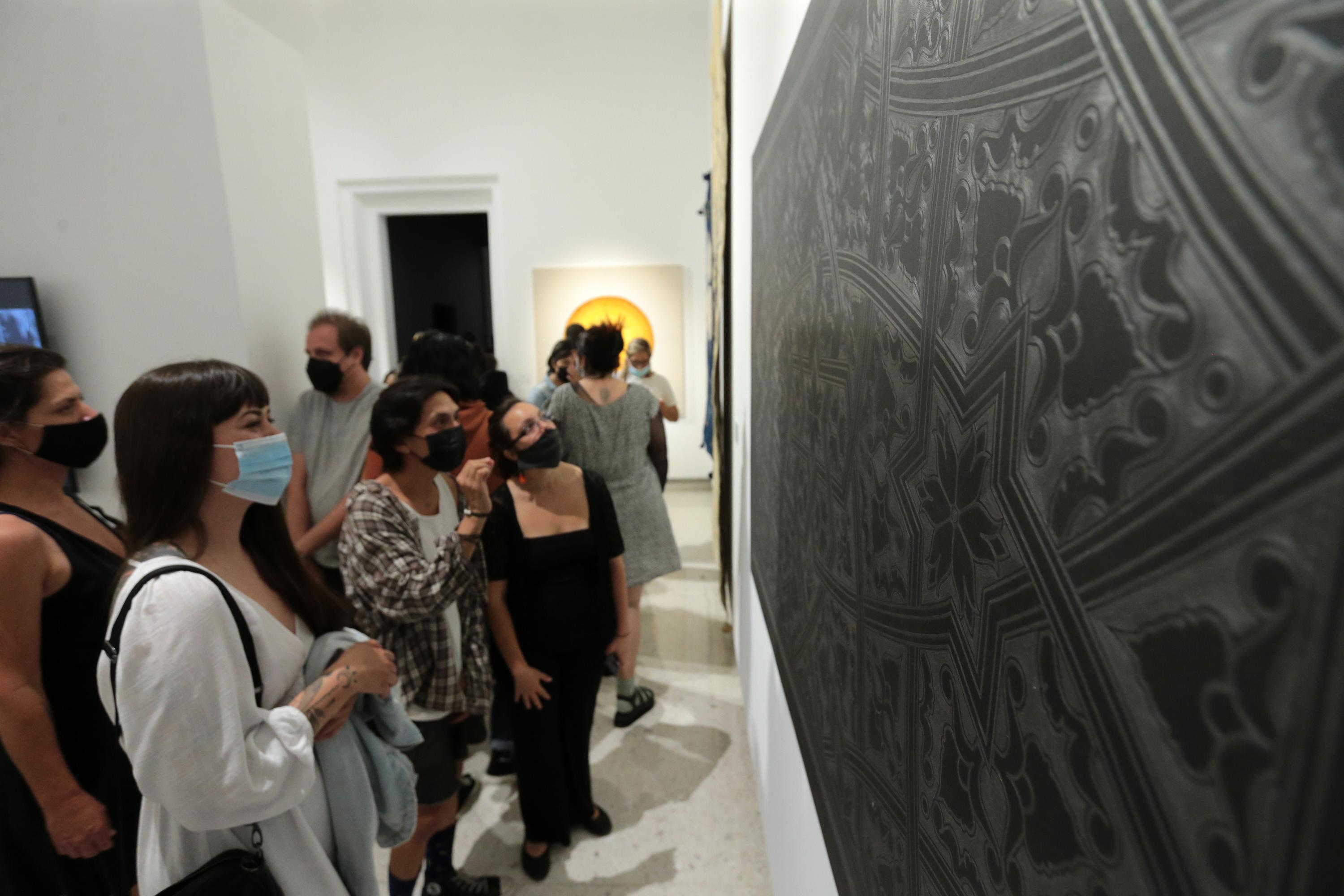 Espectadores ven obras en el musa
