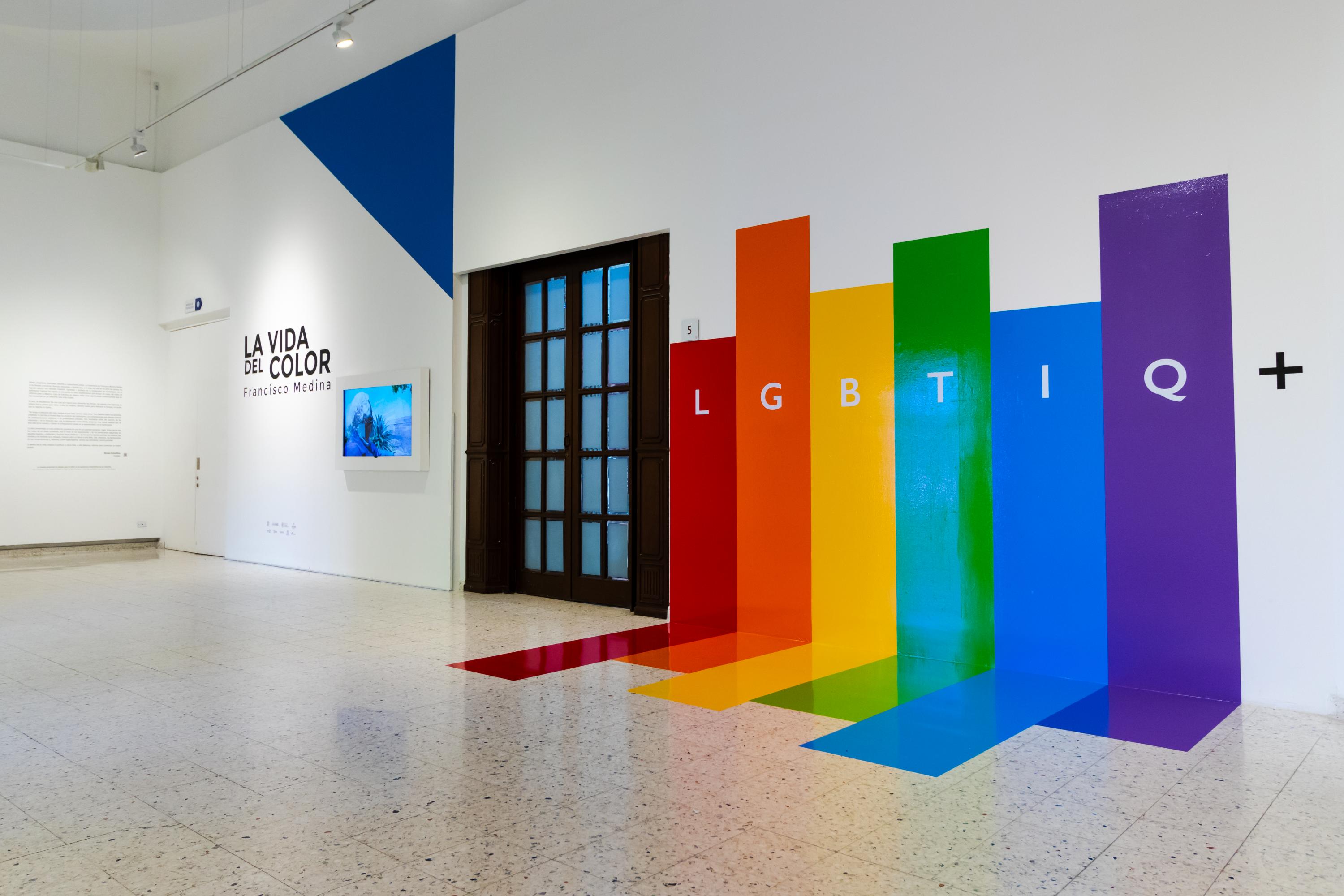 Interior del musa con los colores del orgullo L G B T I Q +