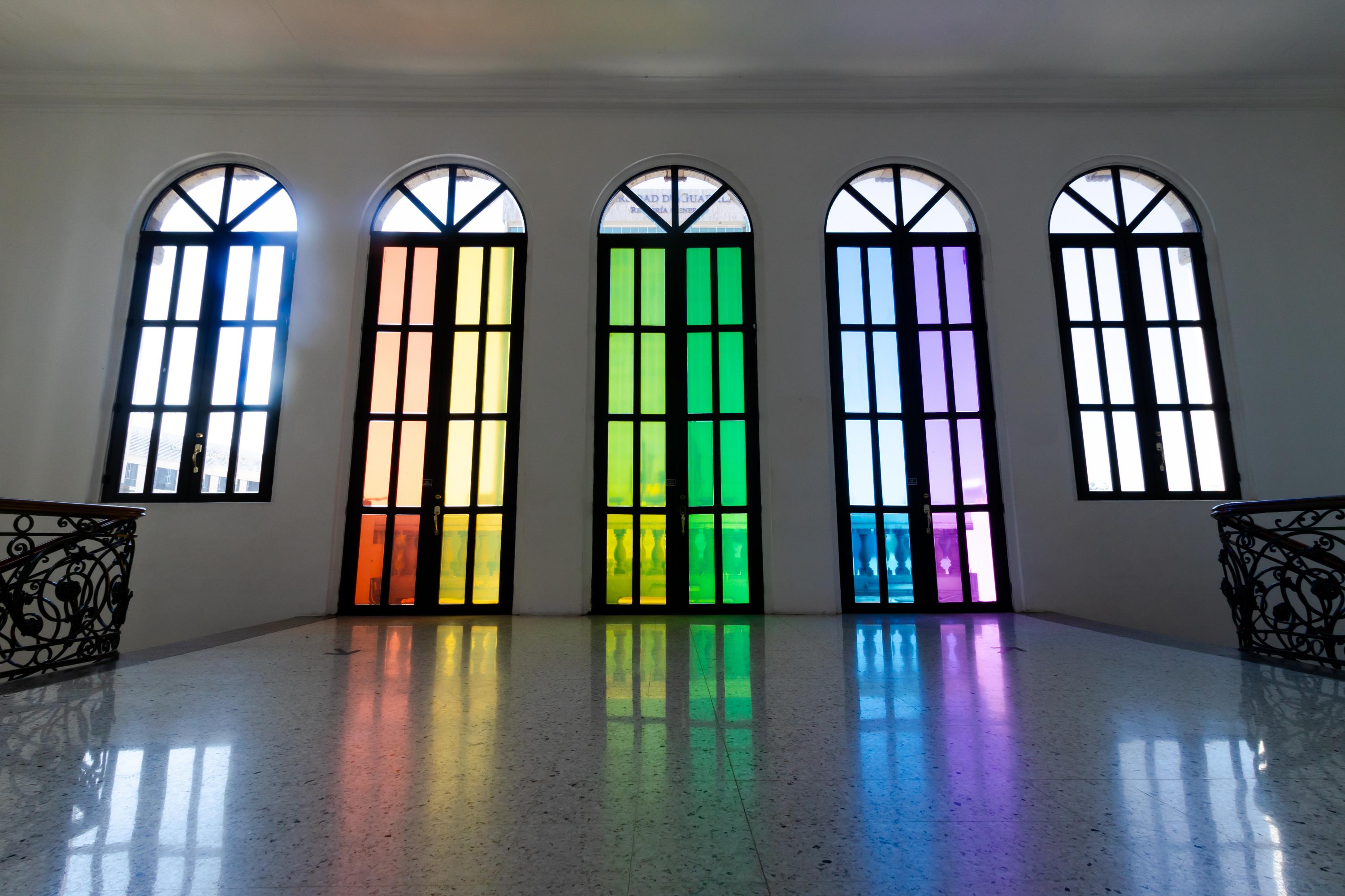 vitrales alusivos con los colores del orgullo  L G B T I Q +