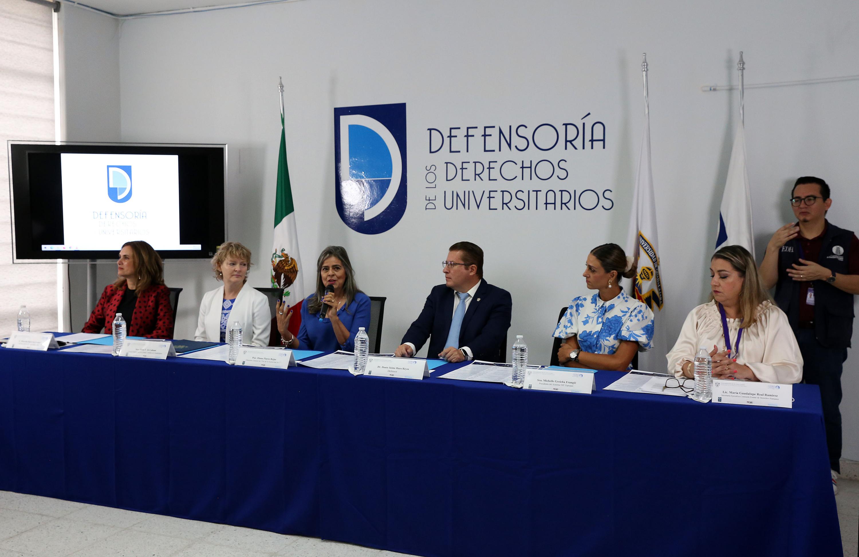 Autoridades del evento en presídium