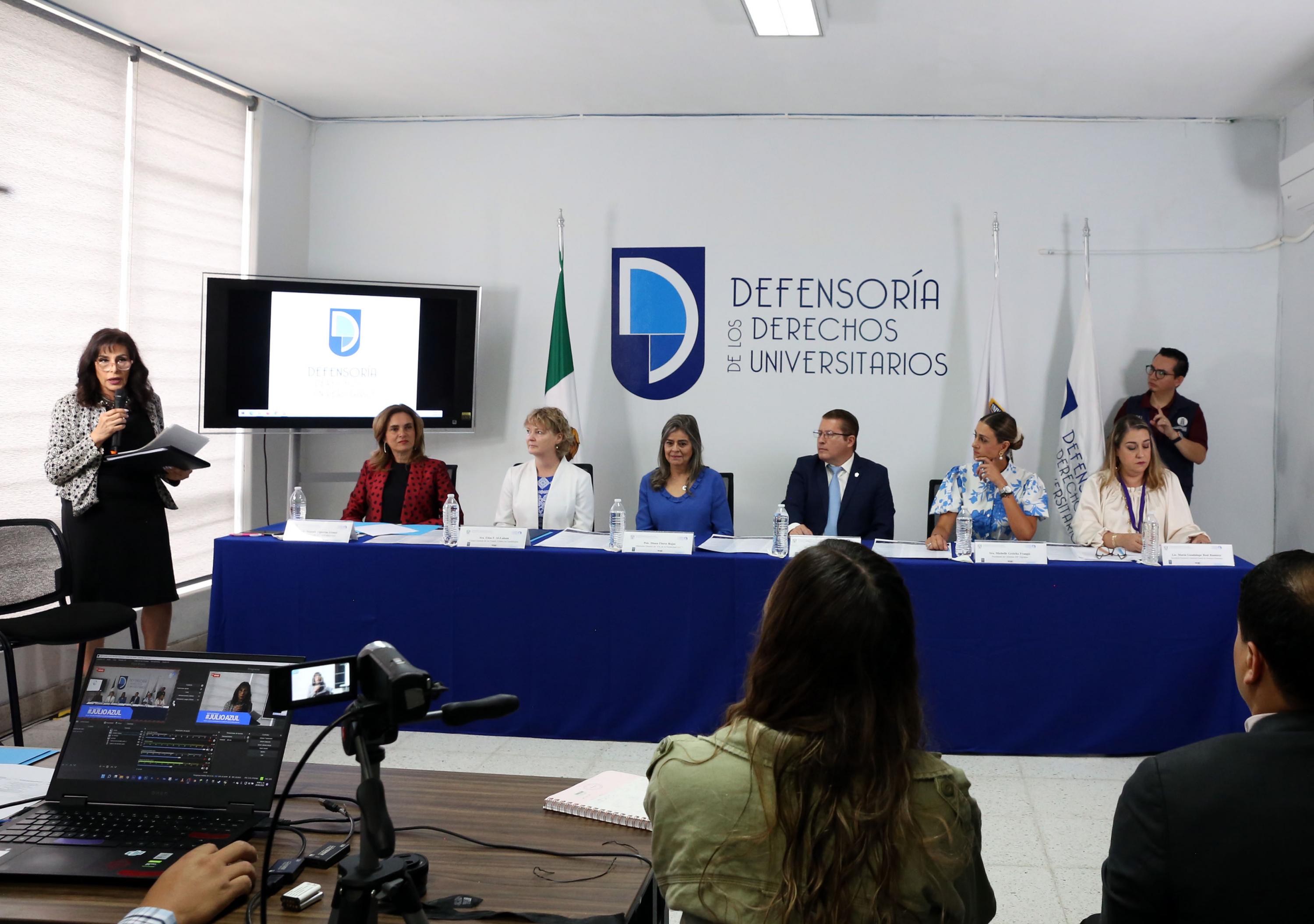Autoridades del evento en presídium