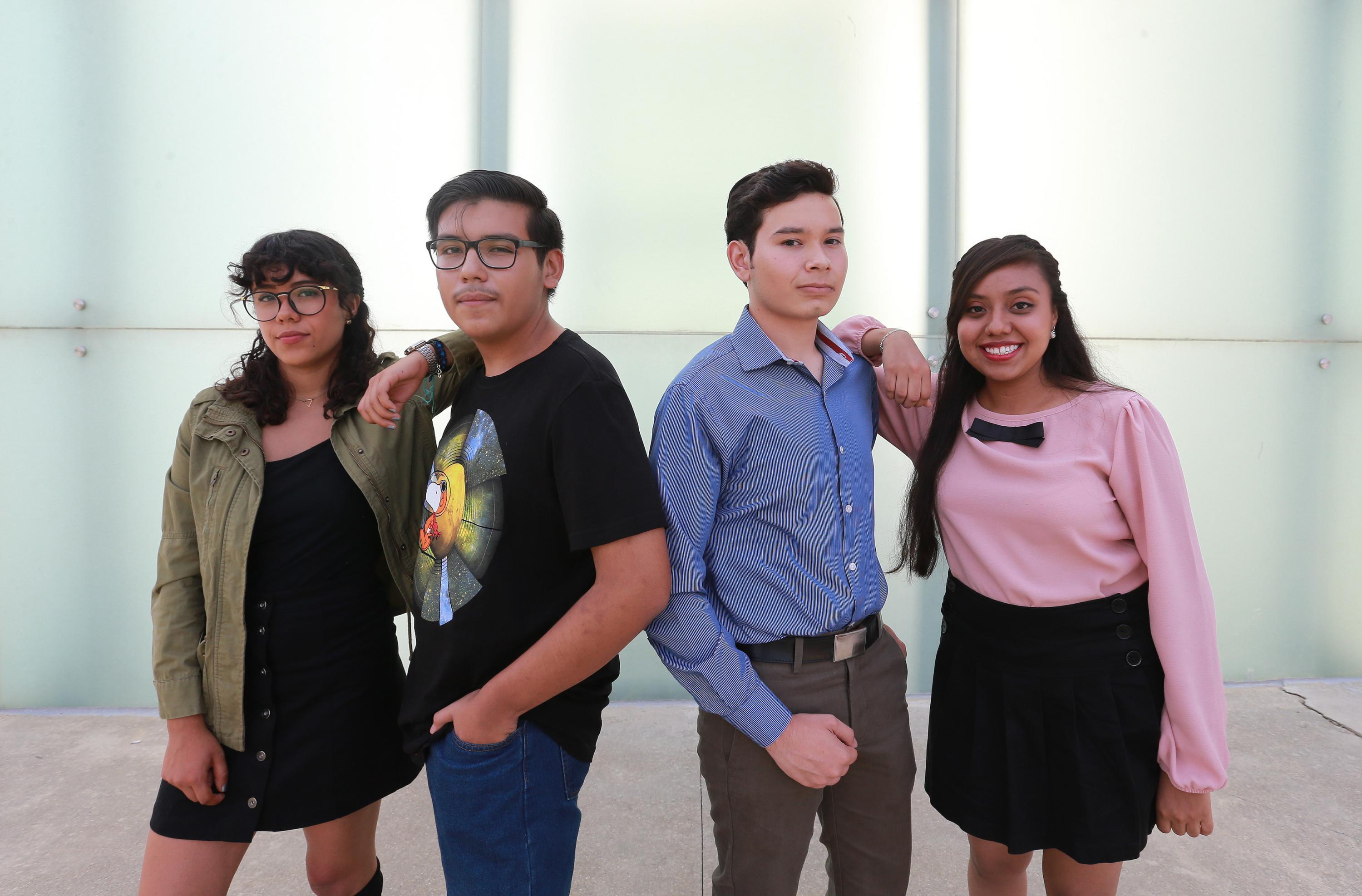 Grupo de alumnos ganadores del Concurso Luvina Joven