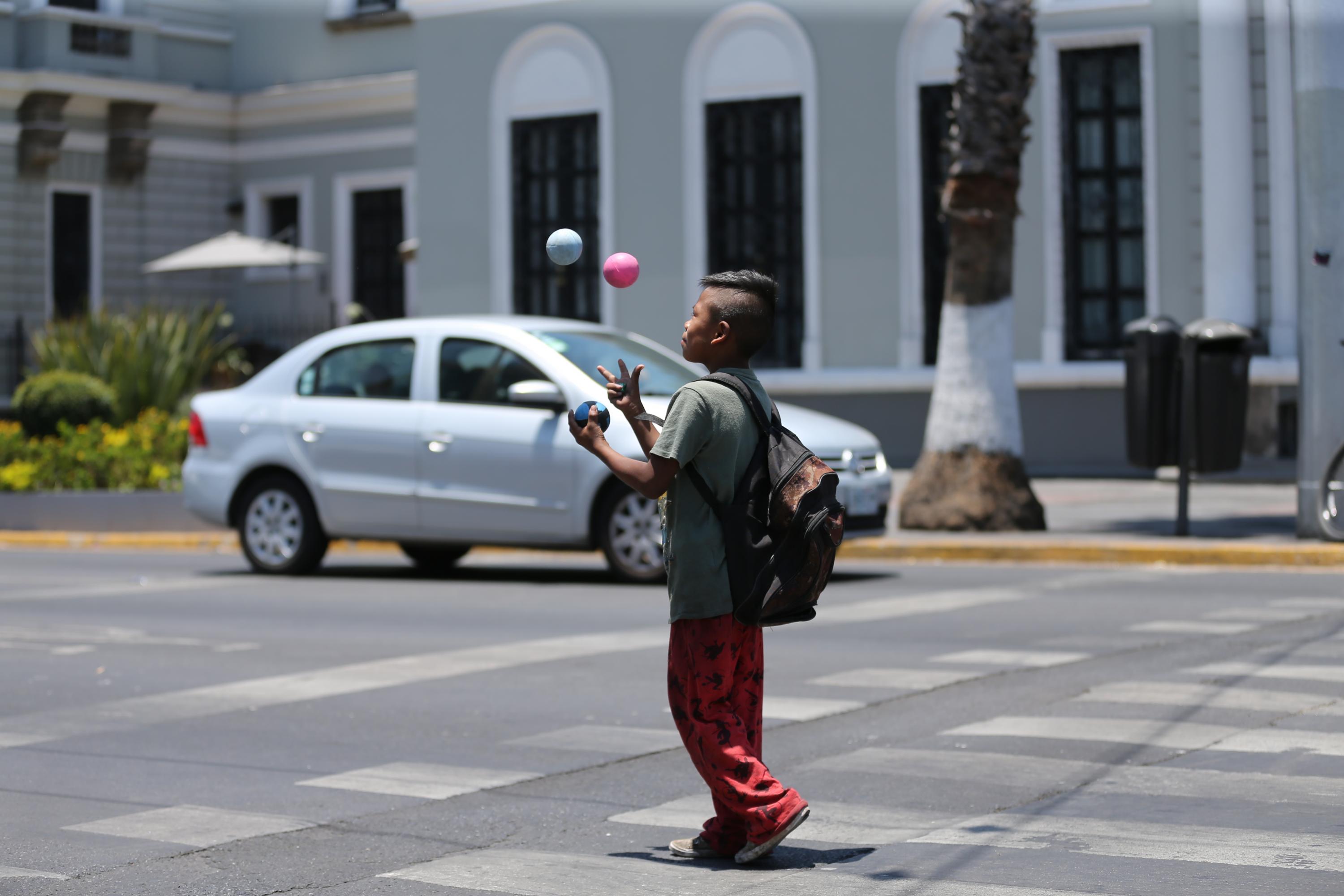 Niño trabajando en crucero