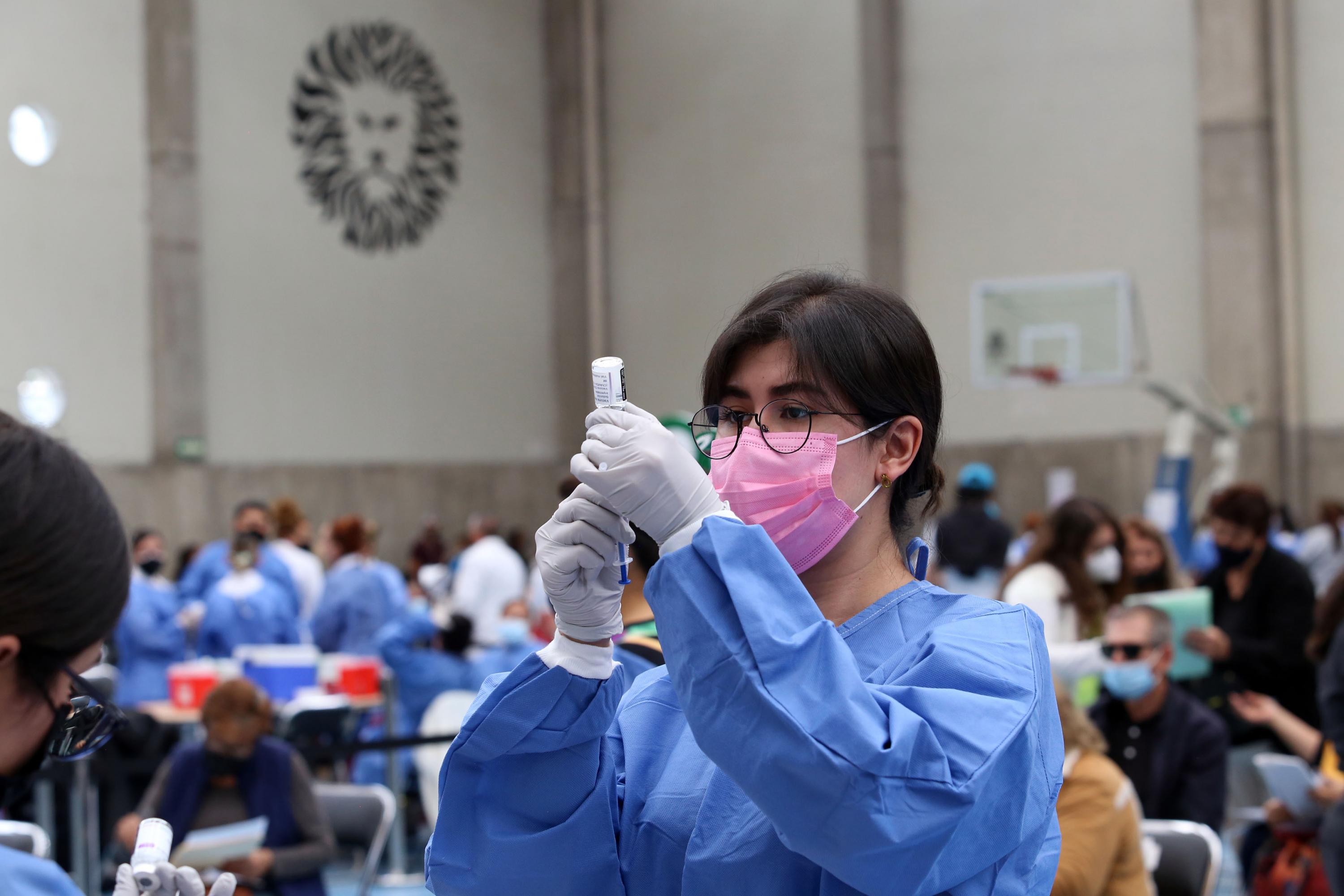 Personal medico aplica vacuna covid