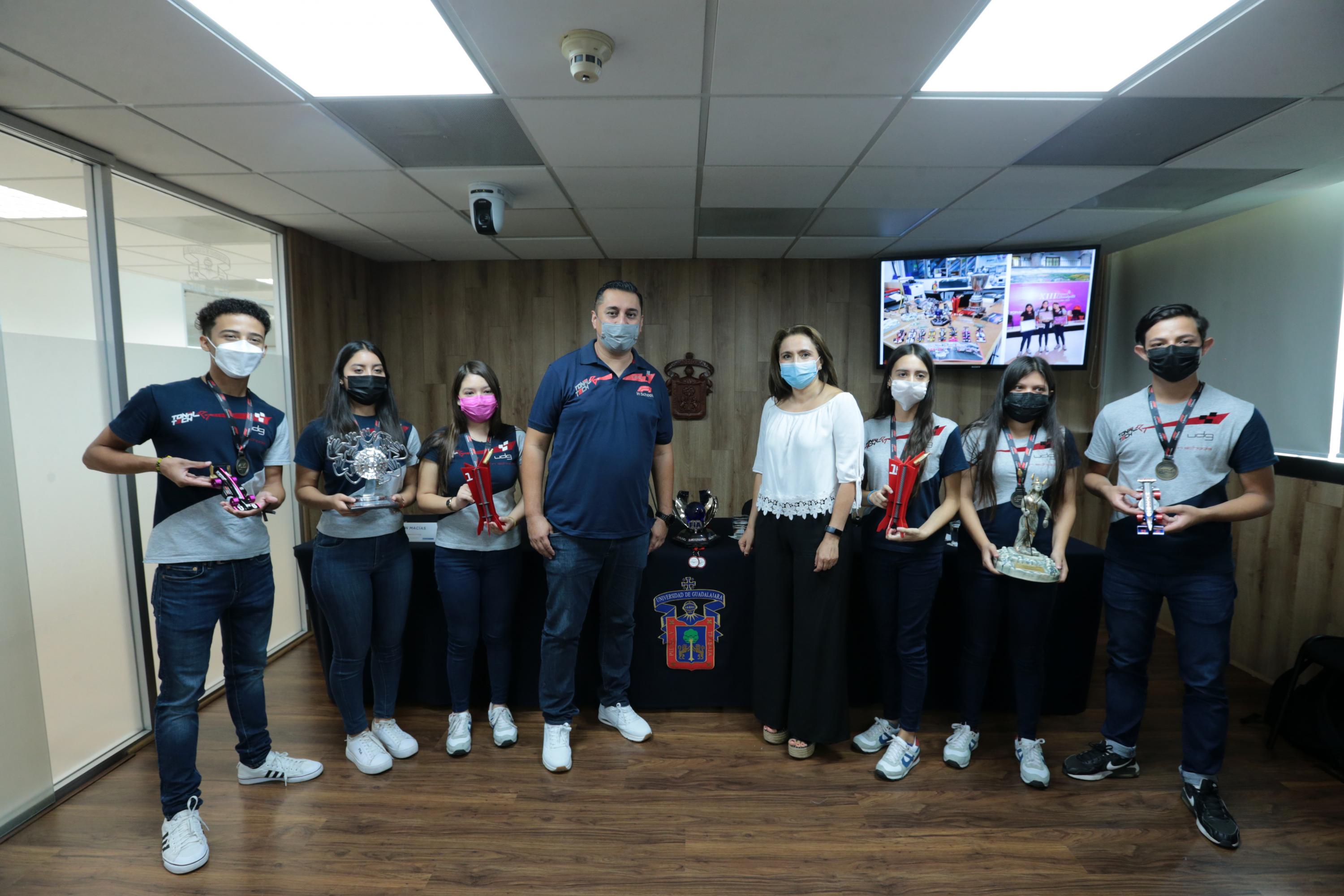 Integrantes equipo Tonaltech Racing Team junto a la doctora Socorro Péres secretaría académica del sems