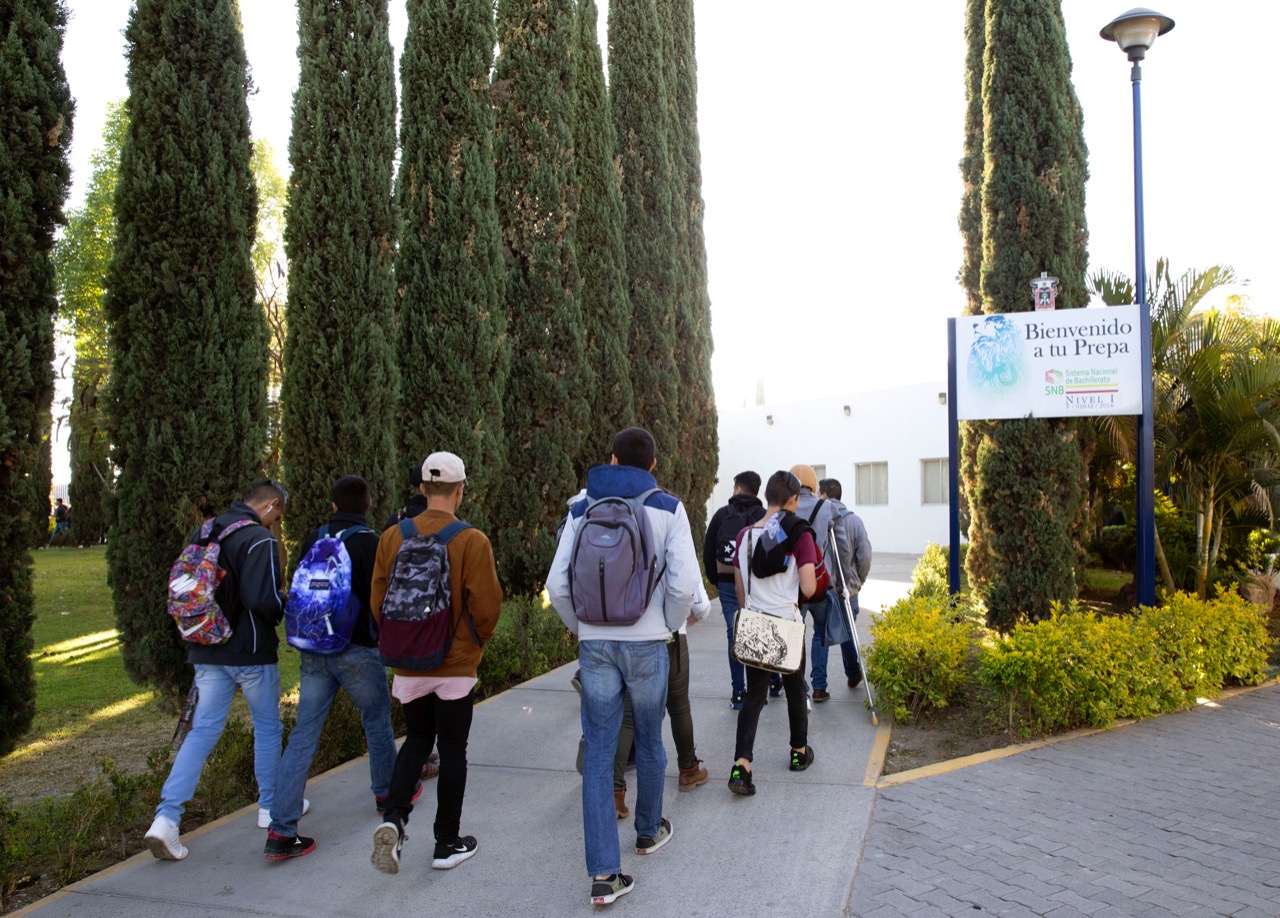 Alumnos caminan por pasillo del plantel