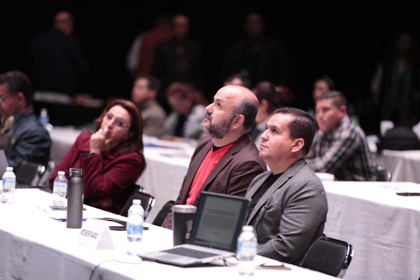 asistentes al evento sentados en auditorio