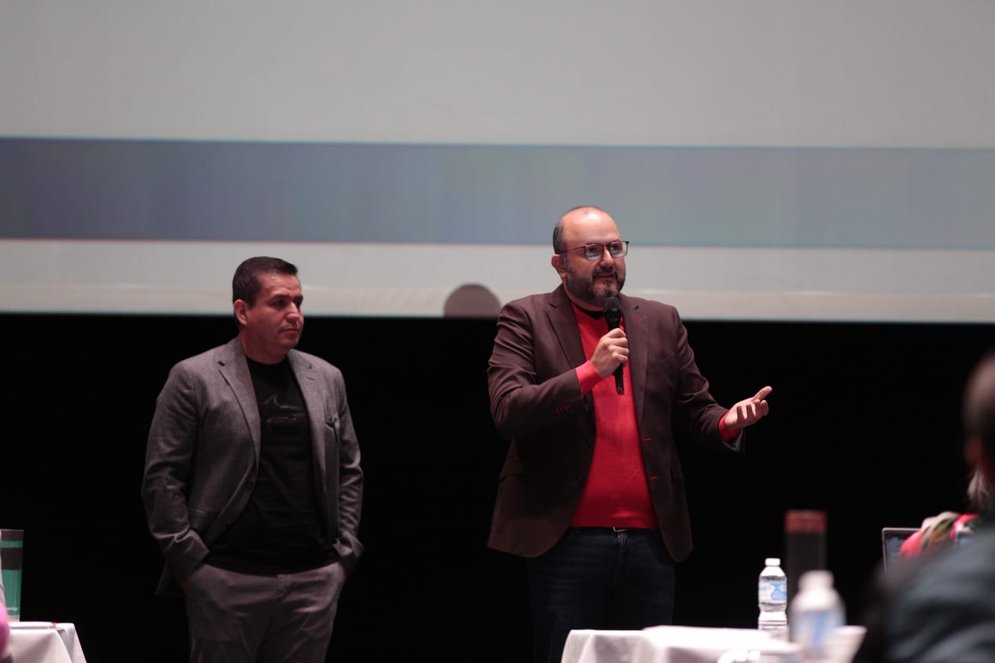 maestro maestro César Barba director general del sems junto al doctor Ricardo Villanueva Lomelí en uso de la voz rector general de la Universidad de Guadalajara