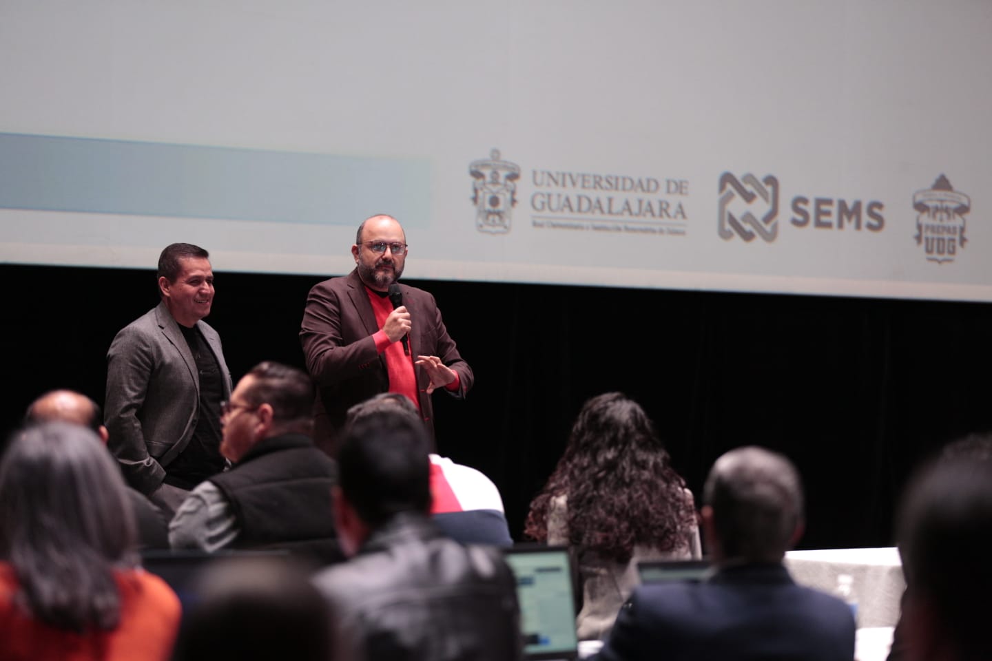 maestro maestro César Barba director general del sems junto al doctor Ricardo Villanueva Lomelí en uso de la voz rector general de la Universidad de Guadalajara