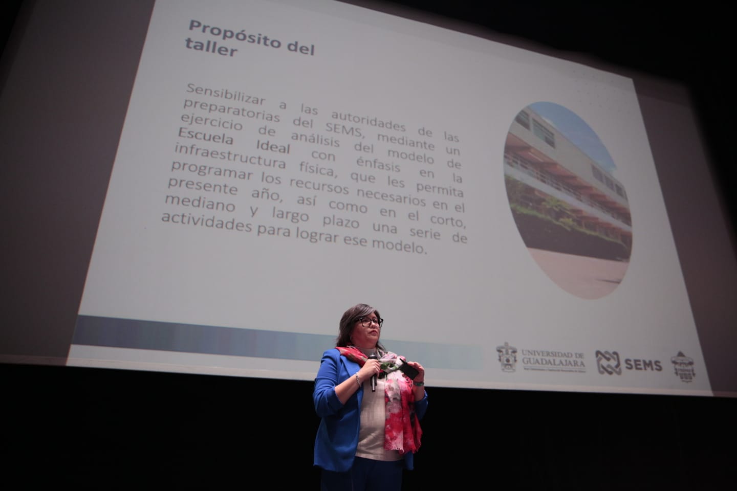 Ponente frente a asistentes en auditorio