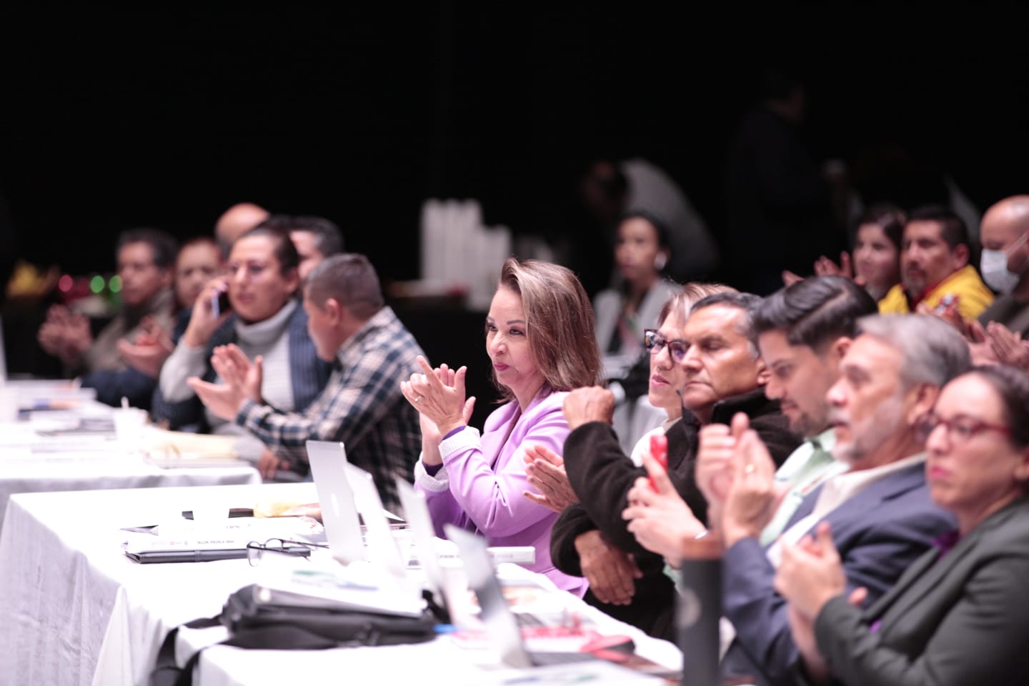 asistentes al evento sentados en auditorio