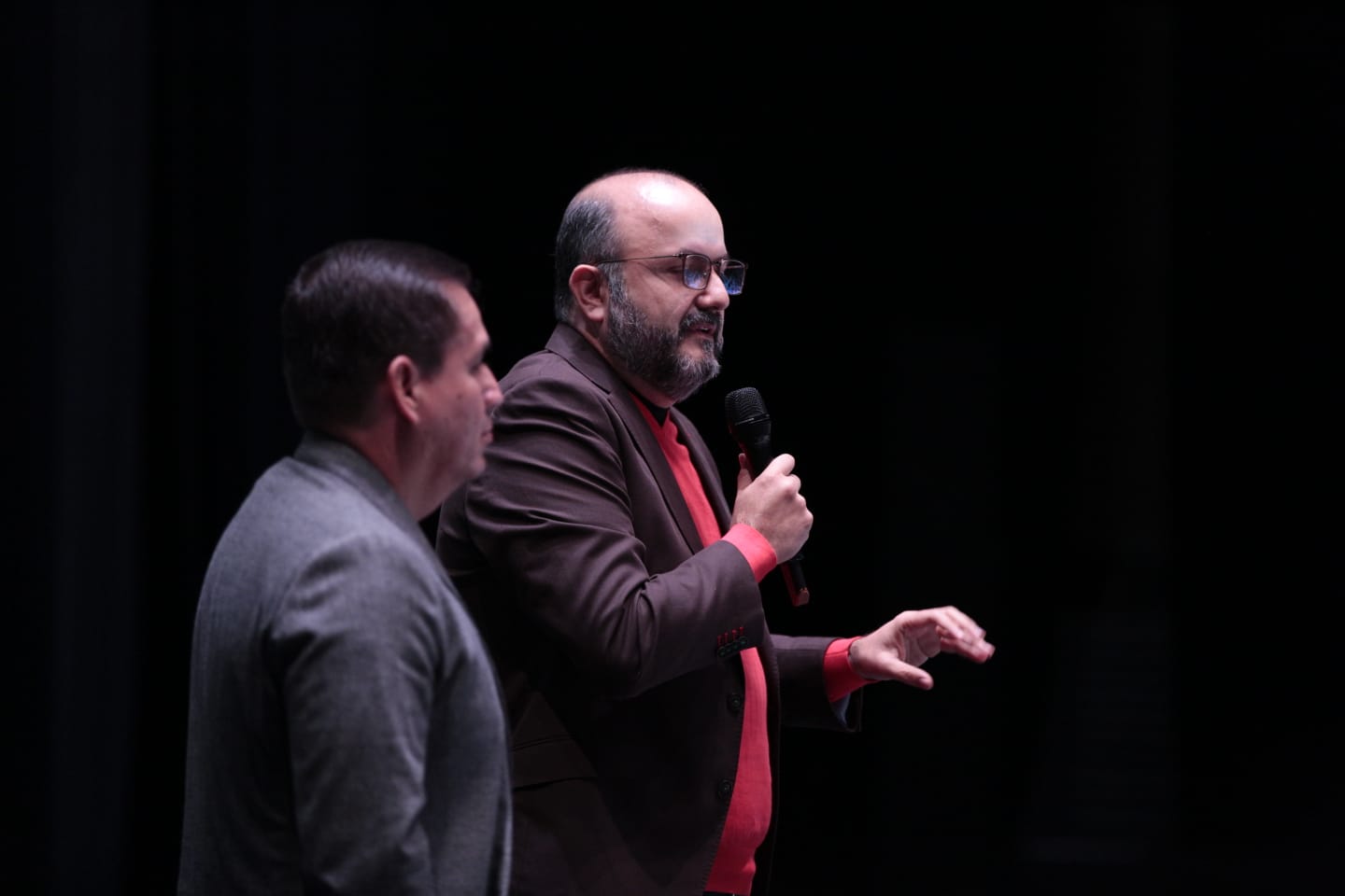 maestro maestro César Barba director general del sems junto al doctor Ricardo Villanueva Lomelí en uso de la voz rector general de la Universidad de Guadalajara