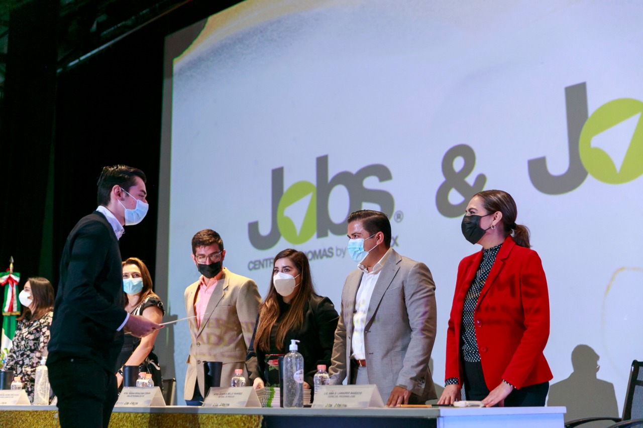 Autoridades del evento en presídium