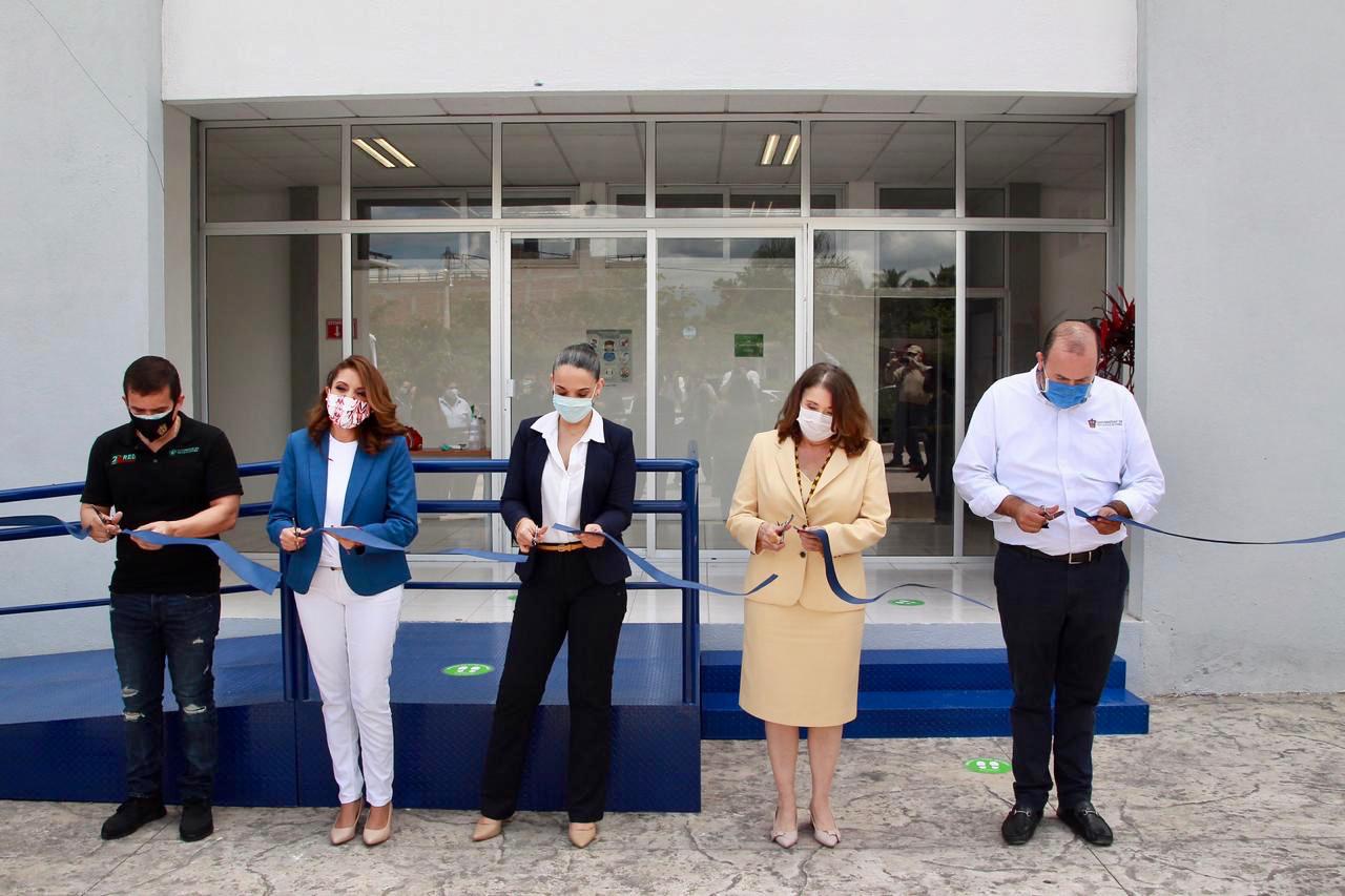 Autoridades del evento en corte de listón