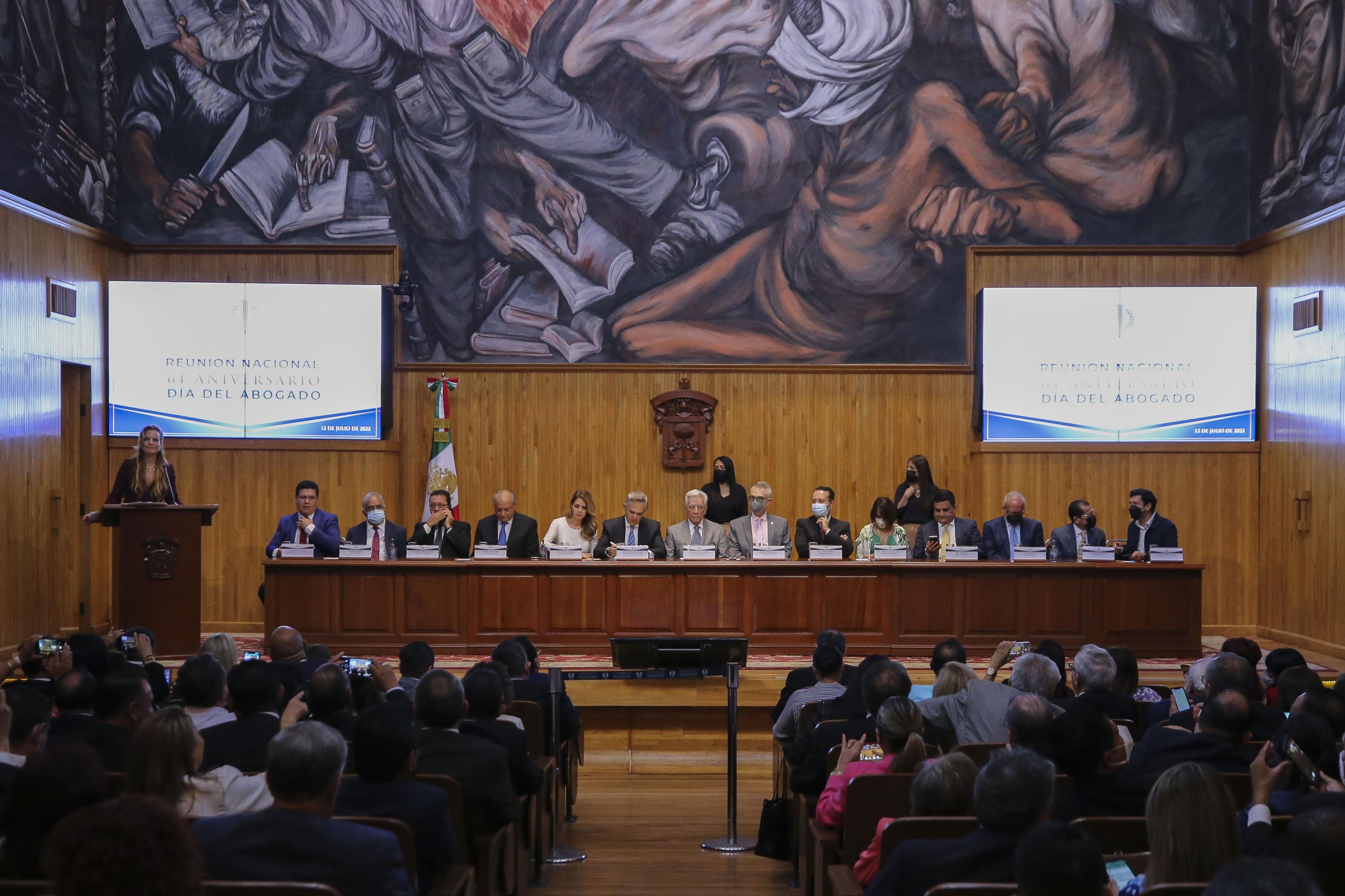 Autoridades del evento en presídium frente asistentes en el Paraninfo universitario