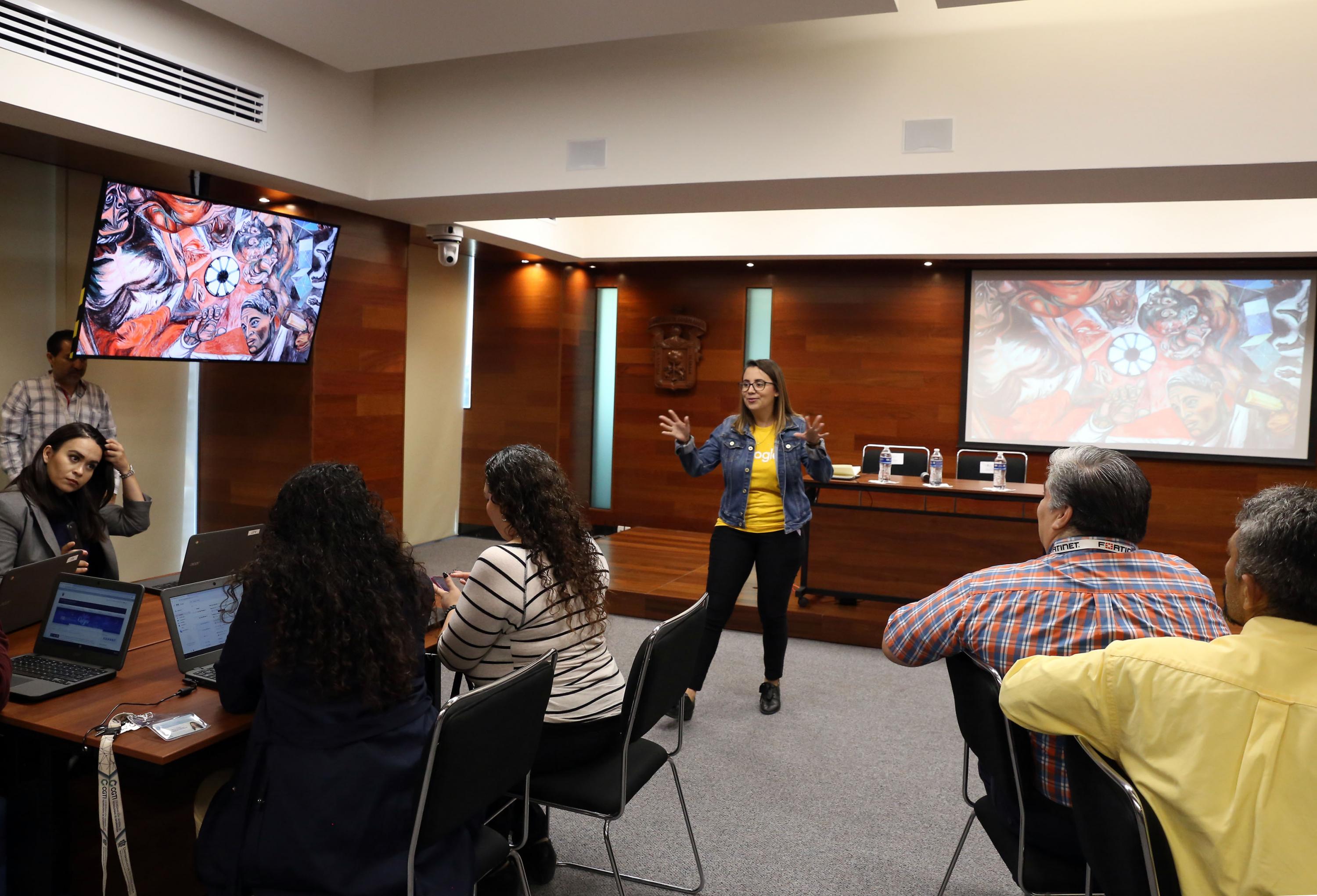 Docentes en aula de cómputo frente a asistentes