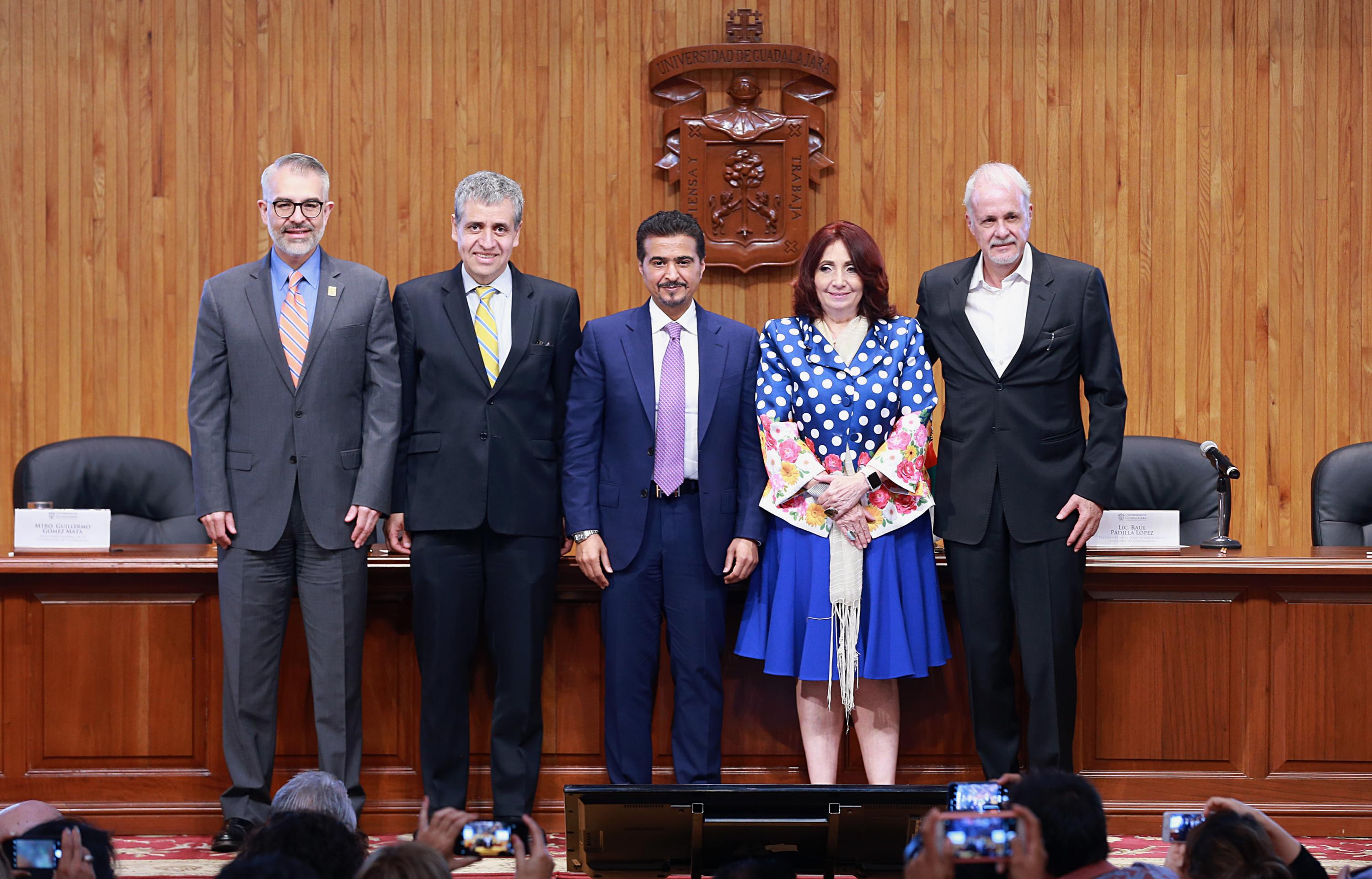 Integrantes del presidium en auditorio
