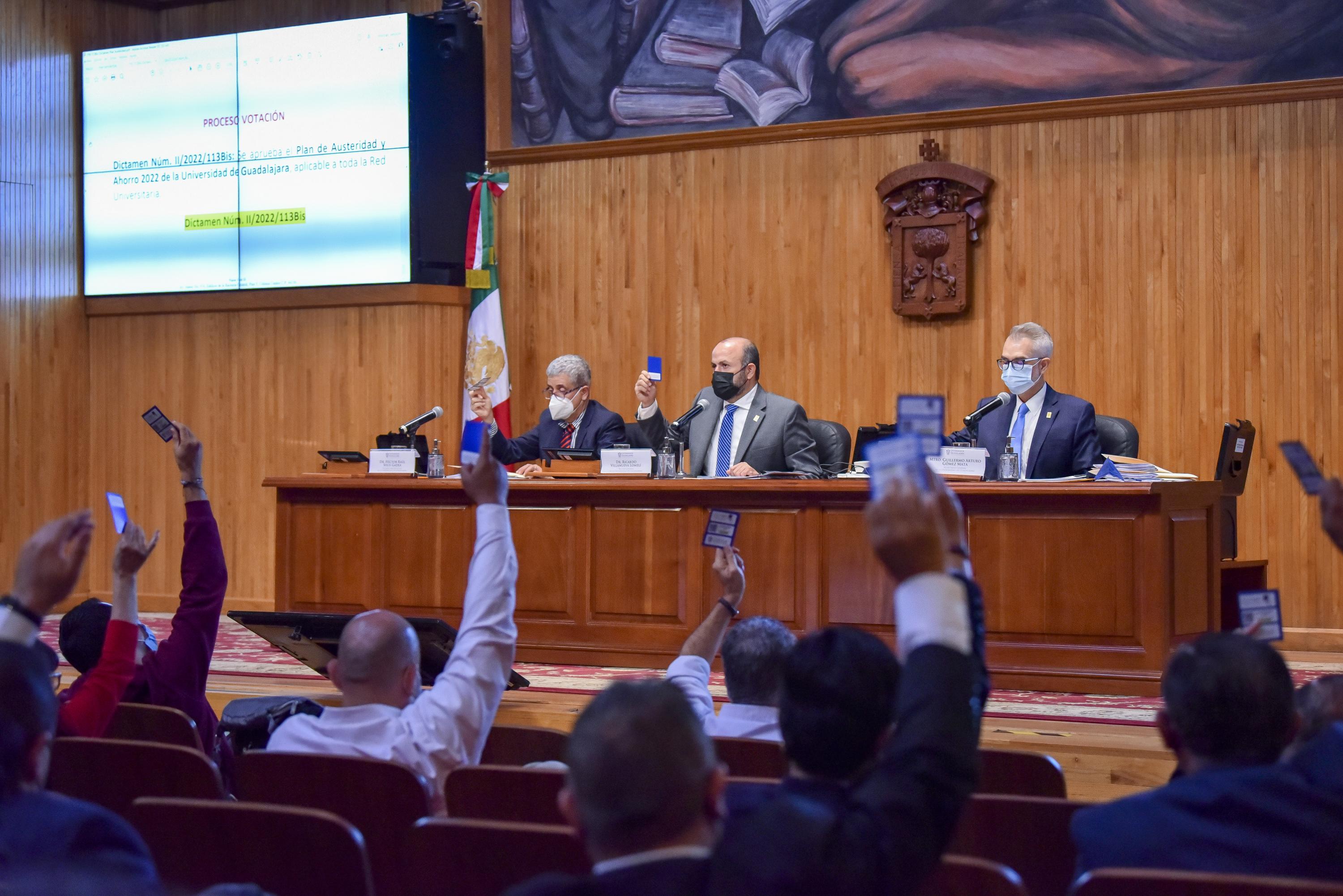Autoridades del evento frente a asistentes en auditorio
