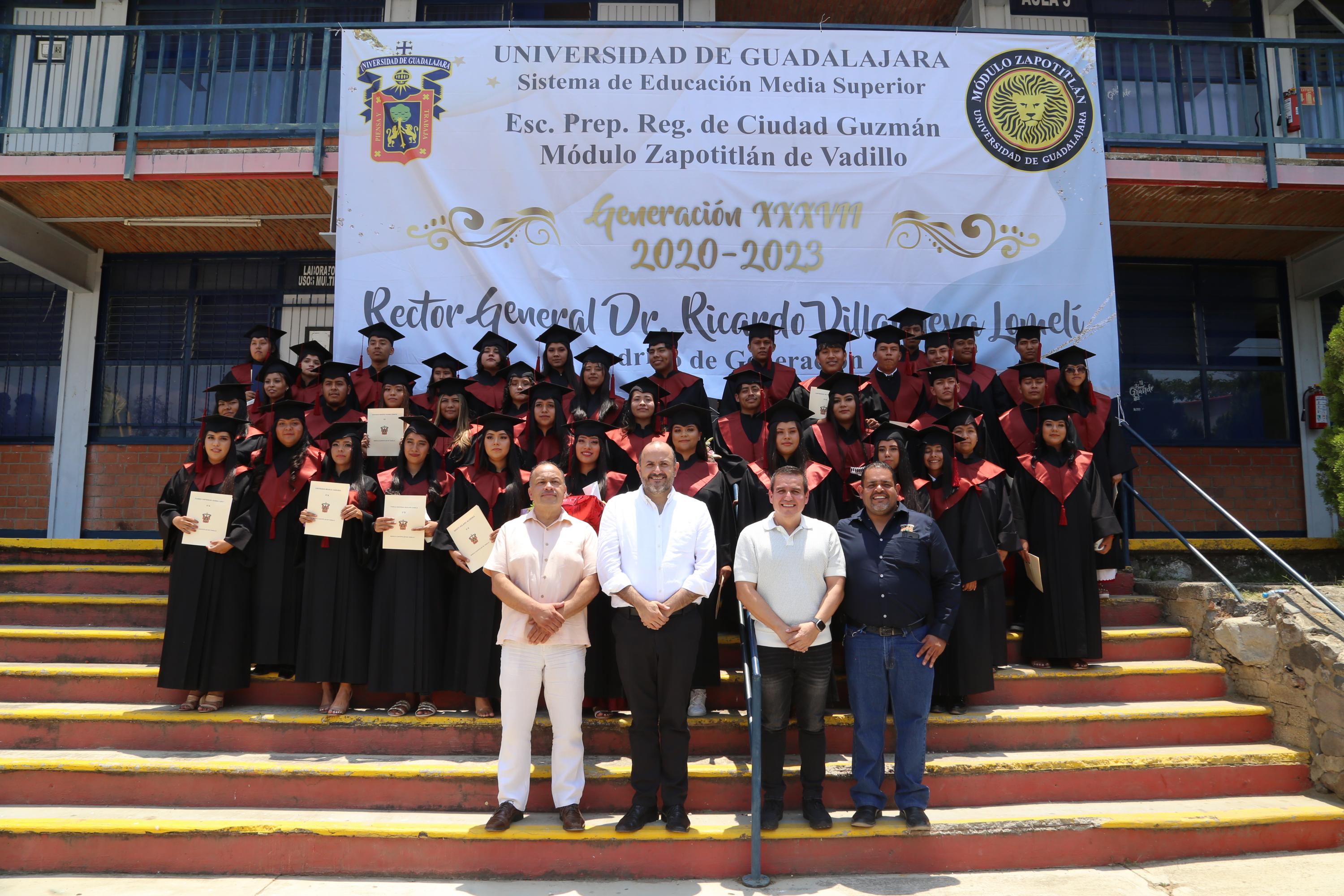 Autoridades del evento junto a graduados