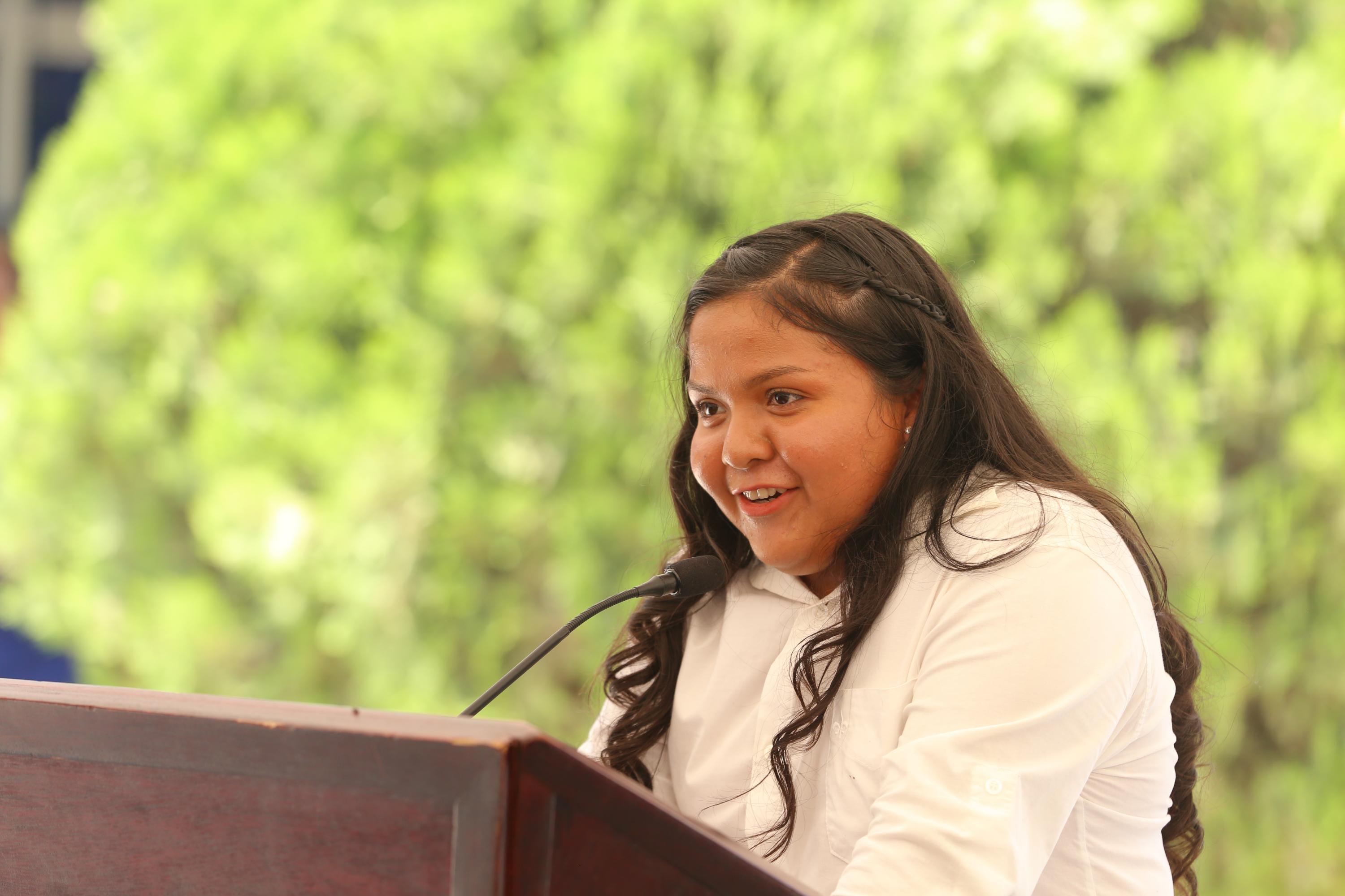 participante en evento en uso de la voz