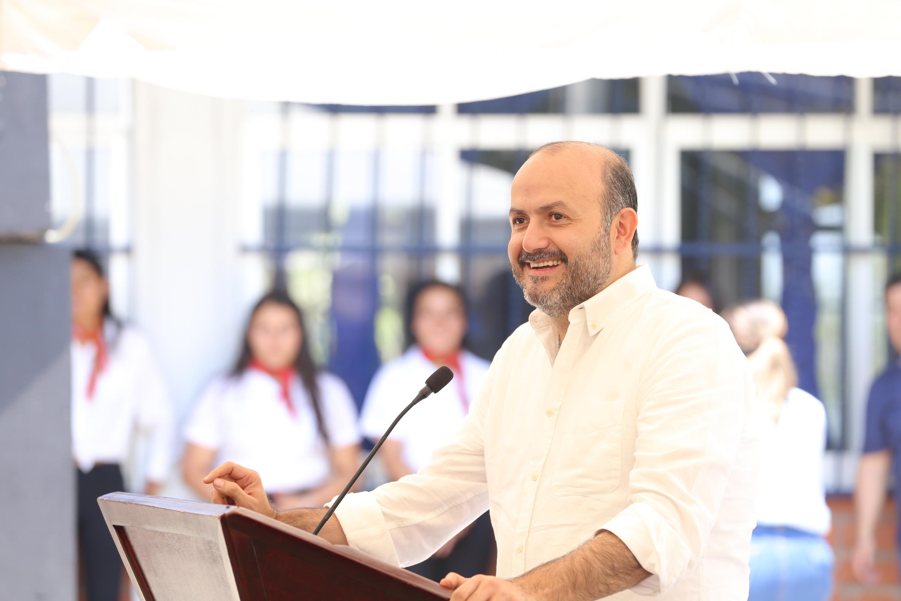 doctor Ricardo Villanueva Lomelí rector general de la Universidad de Guadalajara en uso de la voz