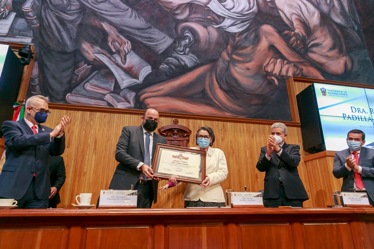 Autoridades del evento en presídium