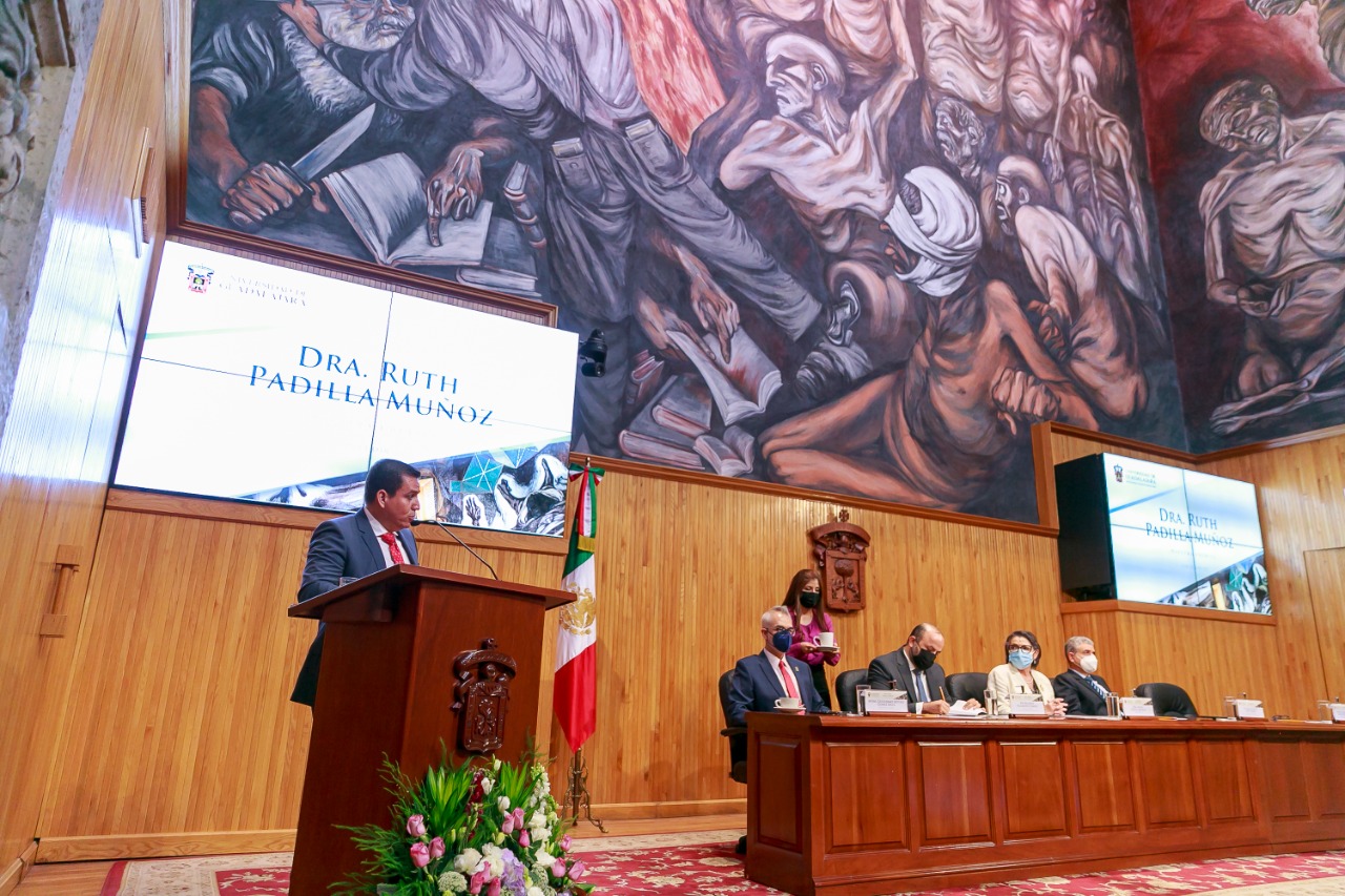 Autoridades del evento en presídium