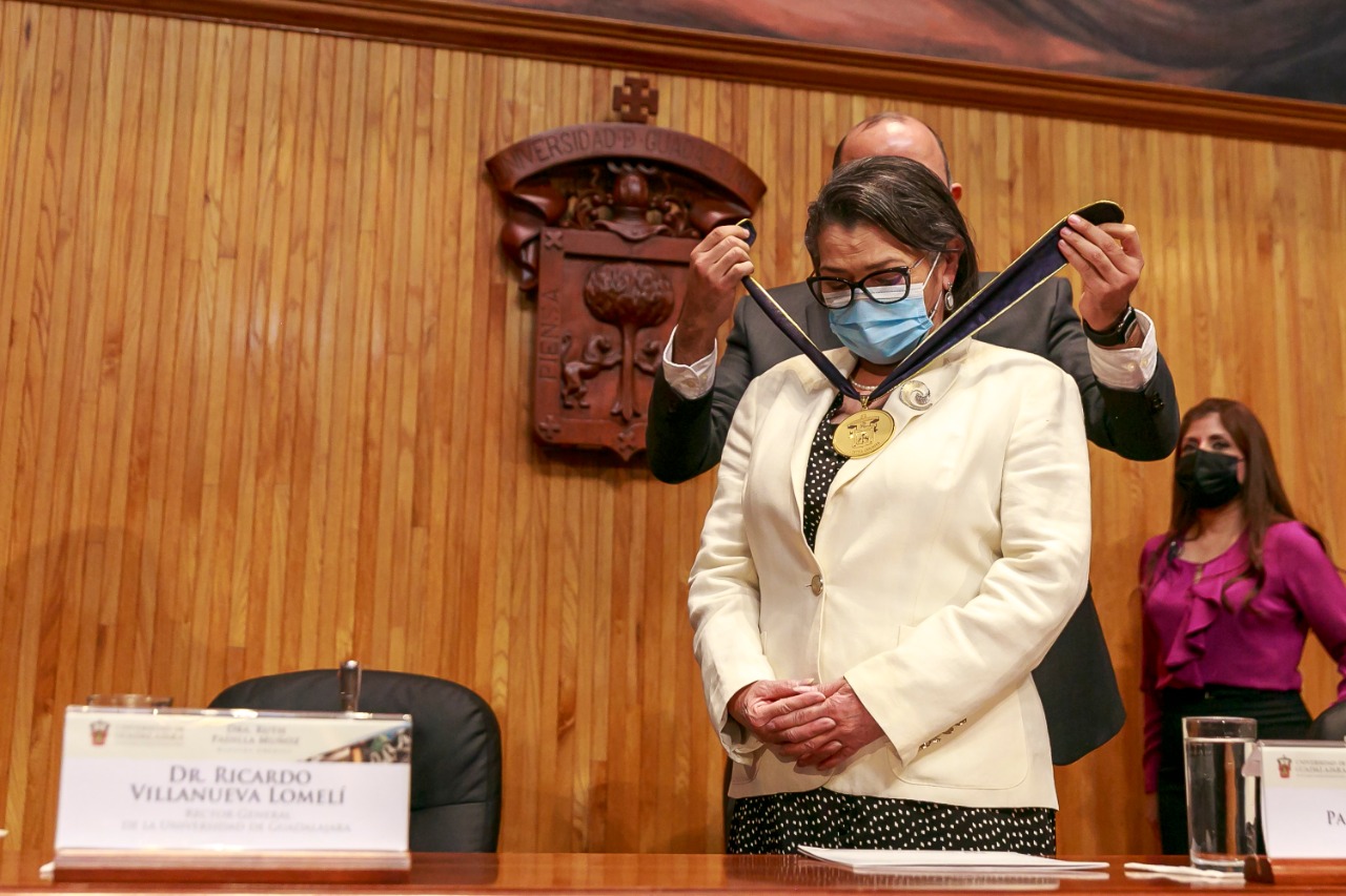 doctora Ruth Padilla recibe medalla