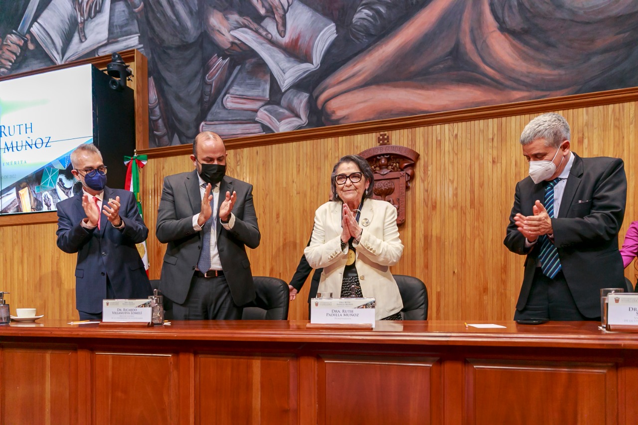 Autoridades del evento frente a asistentes