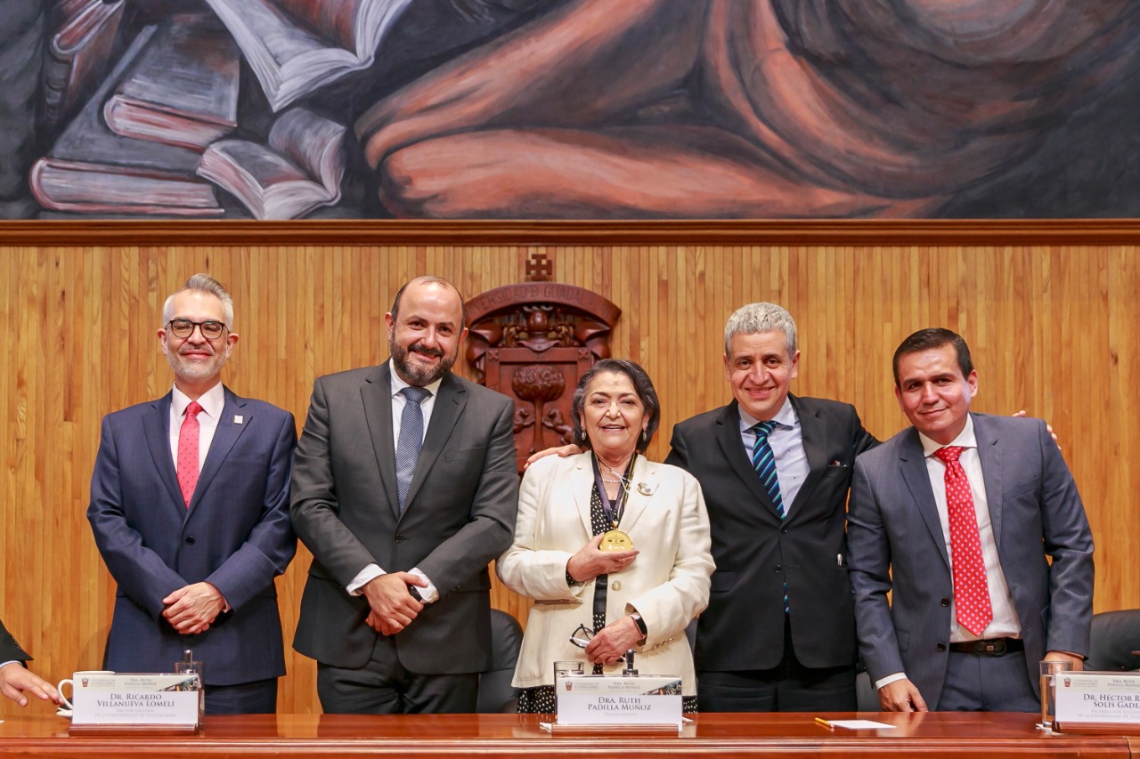 Autoridades del evento frente a asistentes