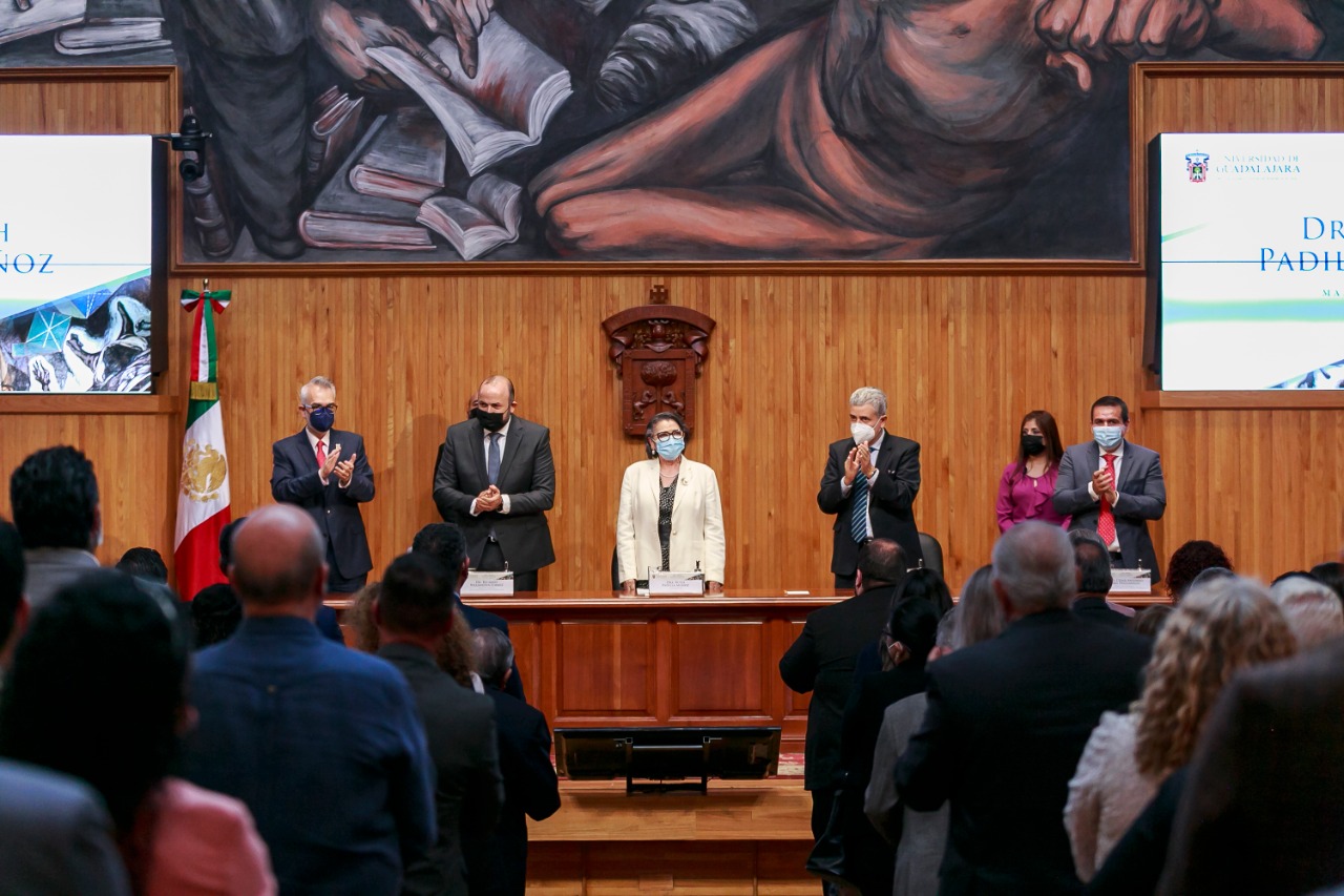Autoridades del evento frente a asistentes
