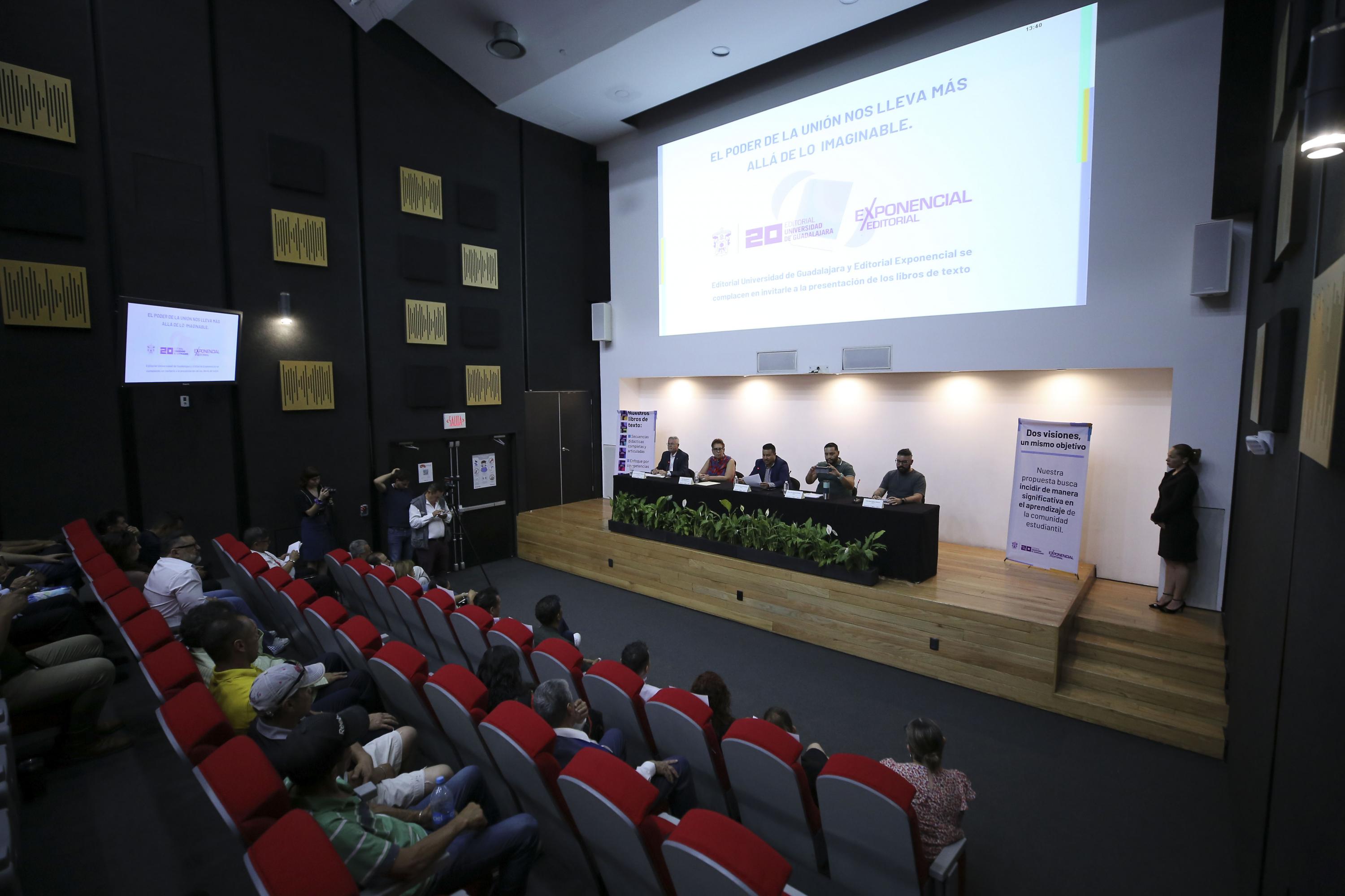 Autoridades del evento en presidium frente a asistentes