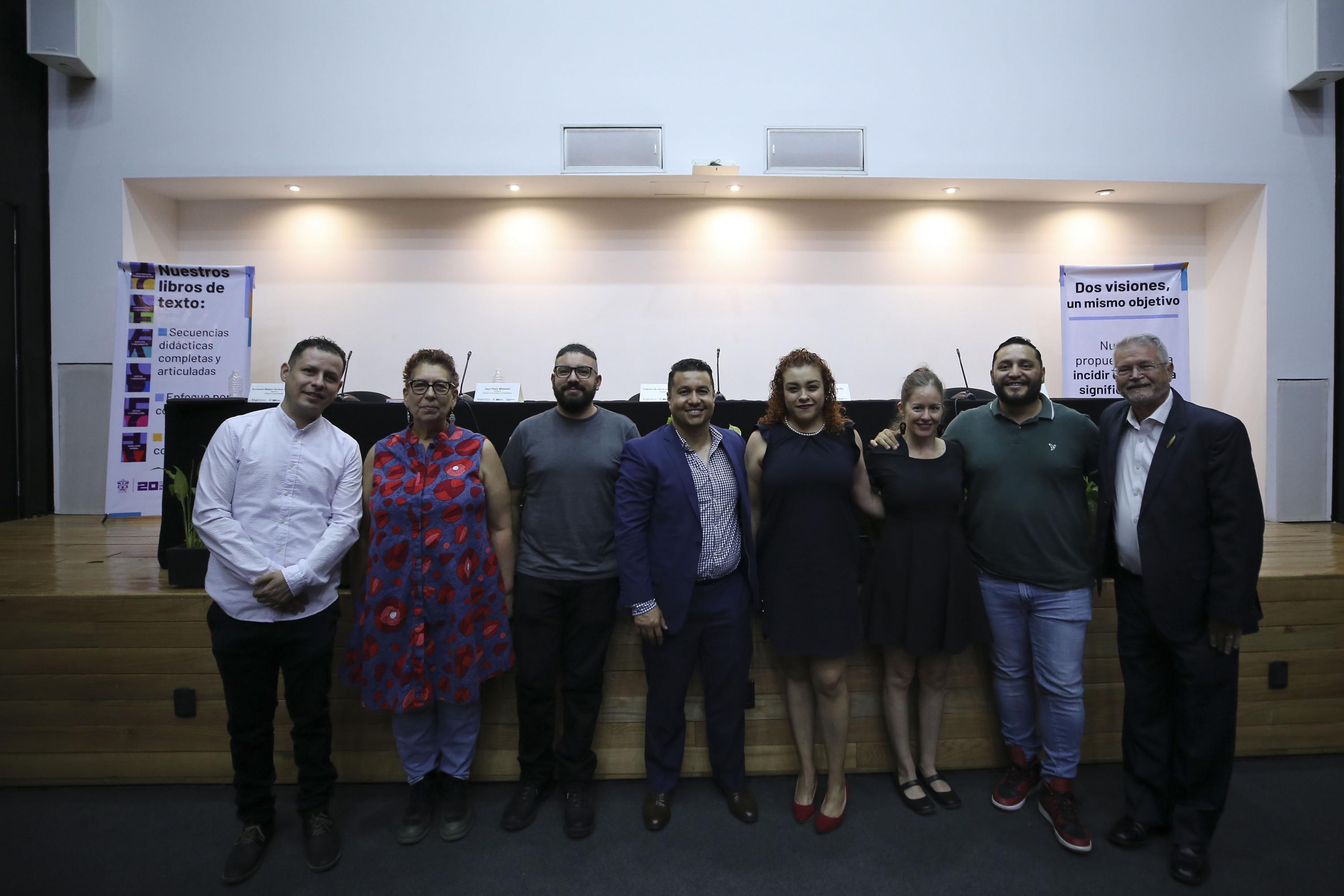 Autoridades del evento en presidium