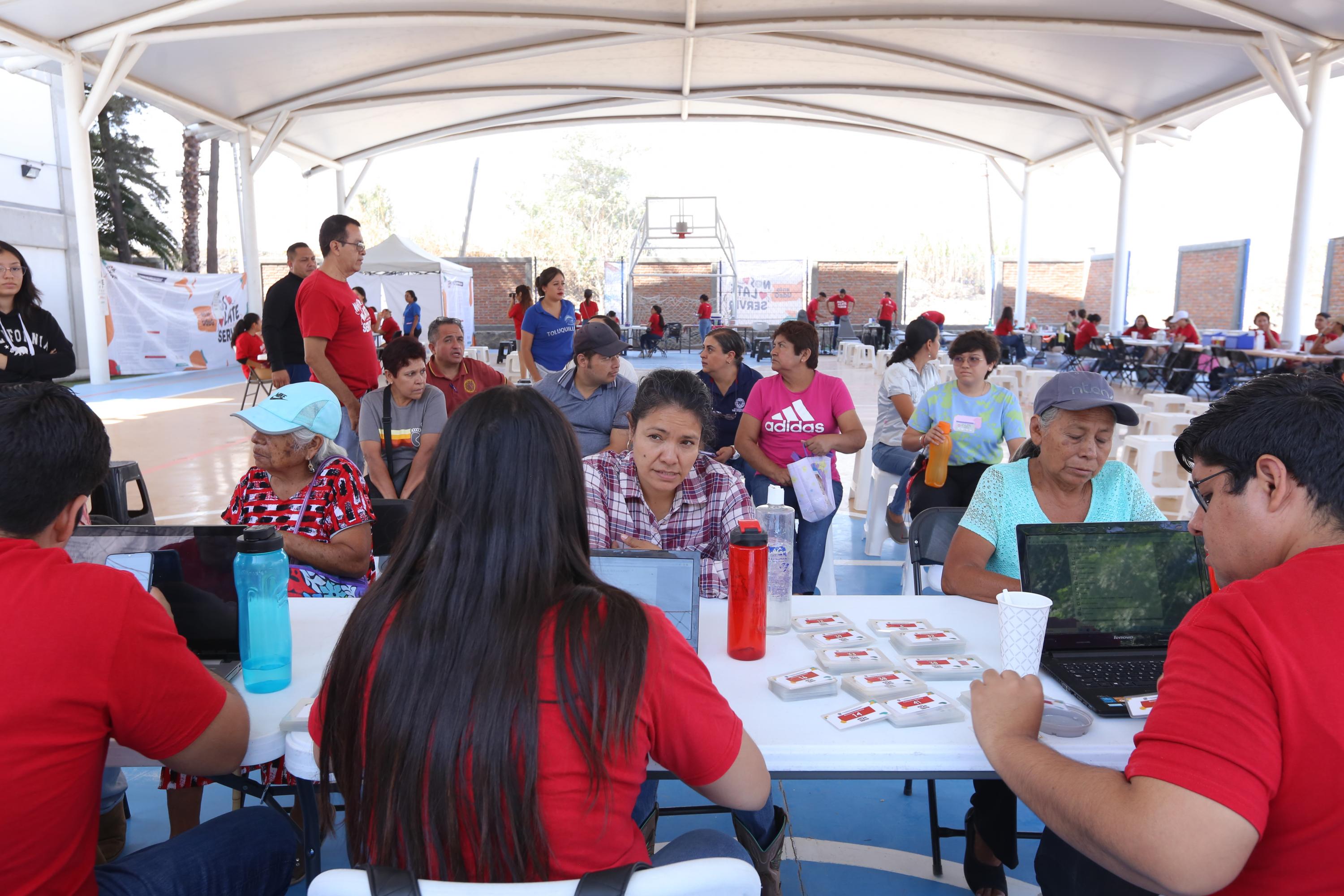 Participantes de Brigadas Multidisciplinarias Nos Late Servir atiende paciente