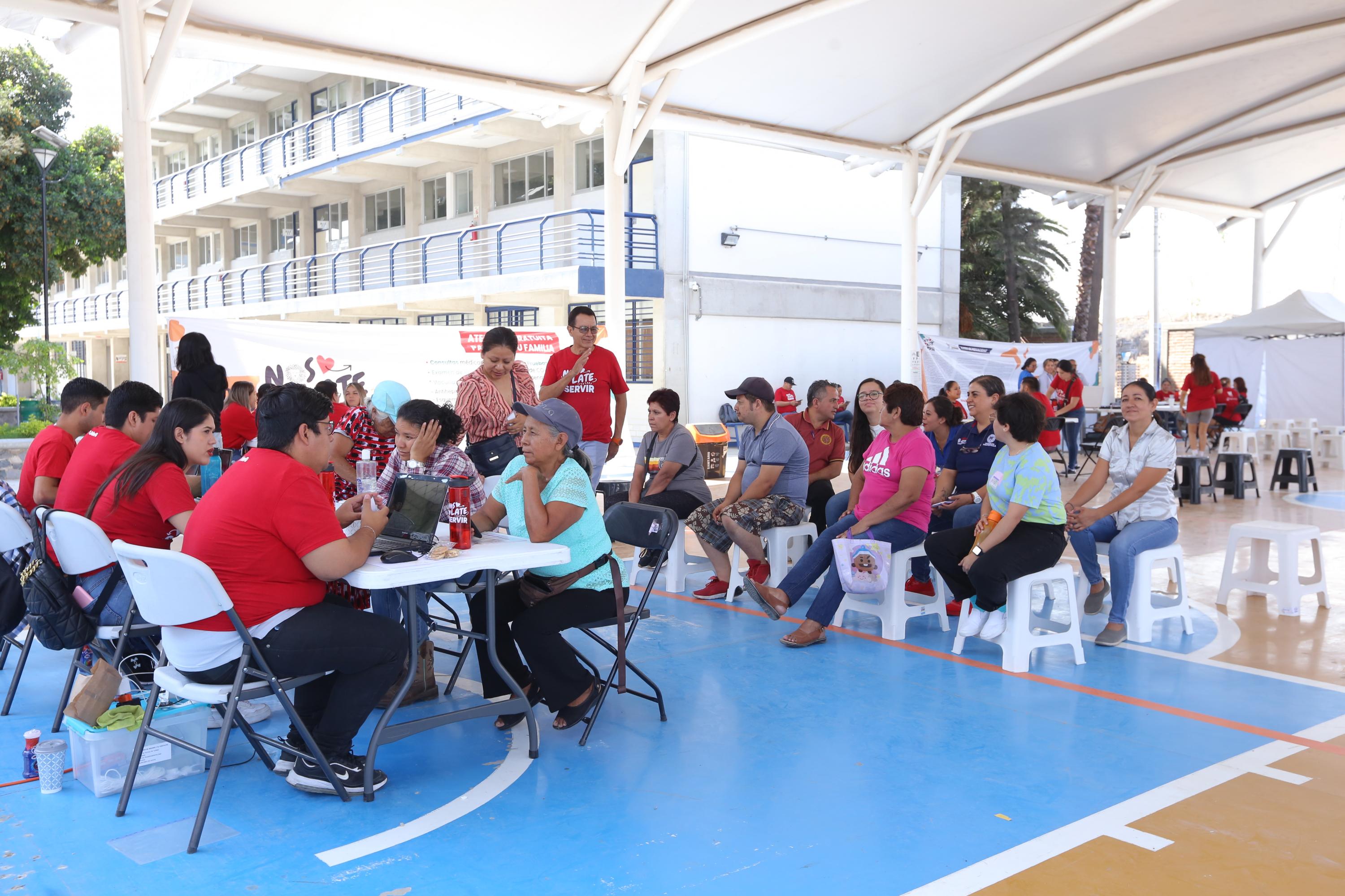 Participantes de Brigadas Multidisciplinarias Nos Late Servir atiende paciente
