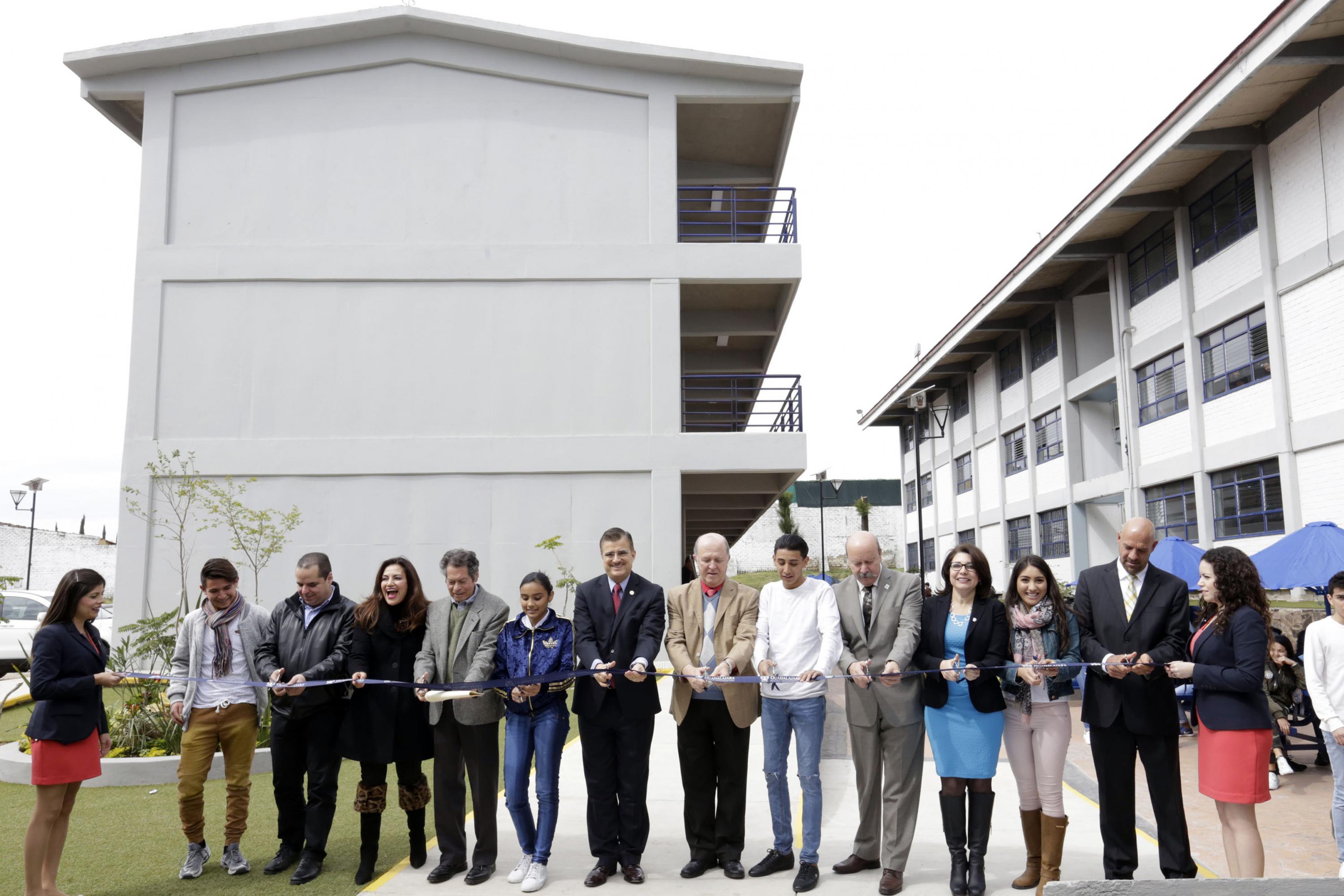 Autoridades en corte del listón de inauguración