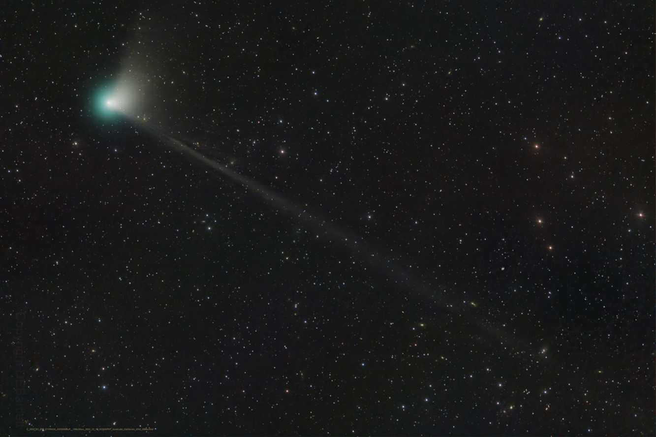 Fotografía de cometa en el espacio