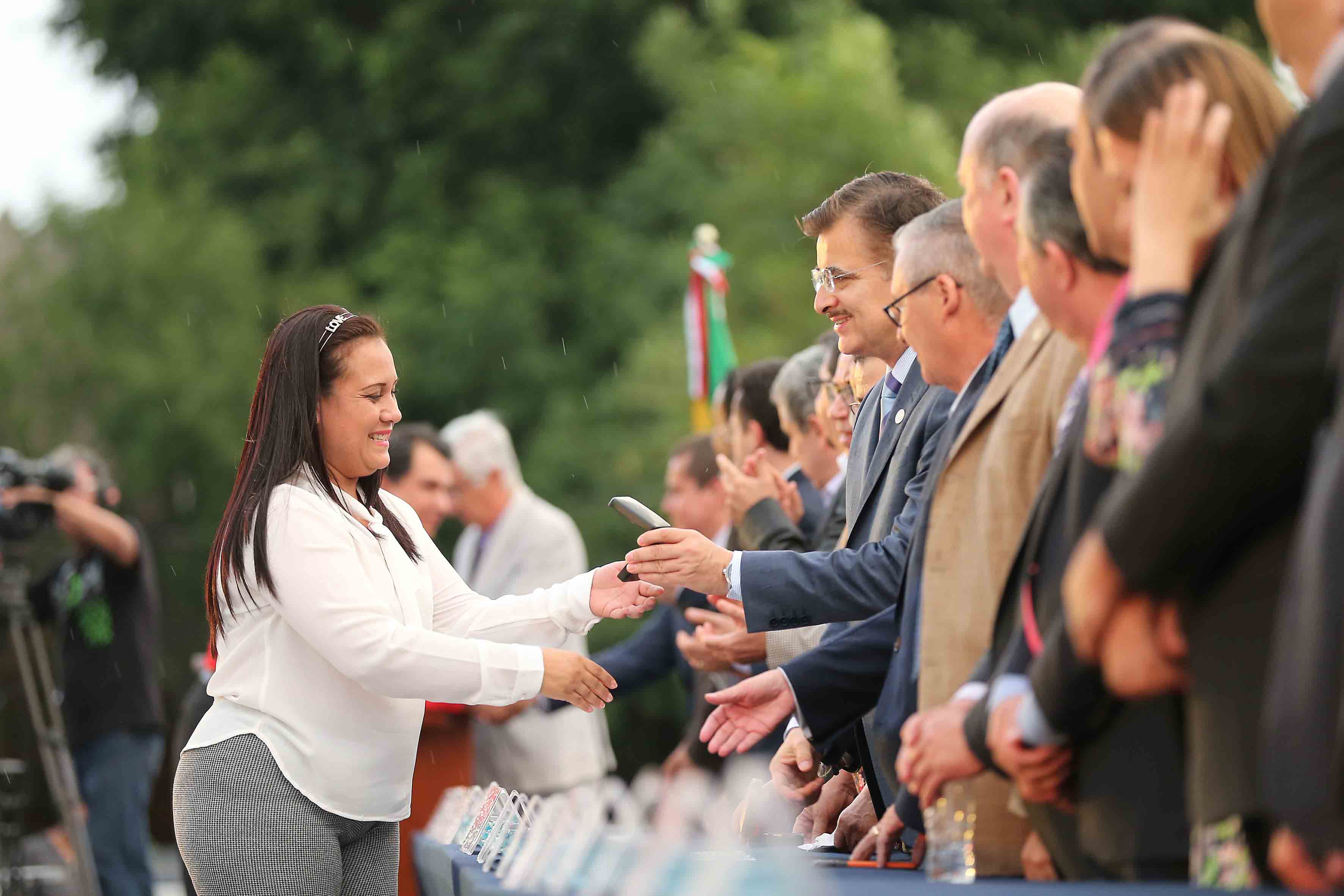 Rector de la UdeG, maestro Tonatiuh Bravo Padilla, entregó medalla, ante la presencia de autoridades universitarias y de gobierno