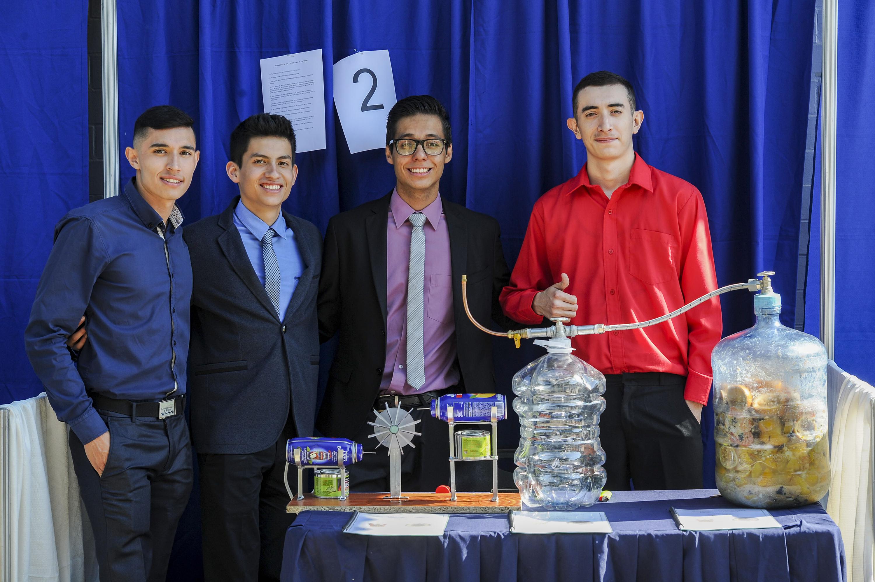 Alumnos en estand de Feria