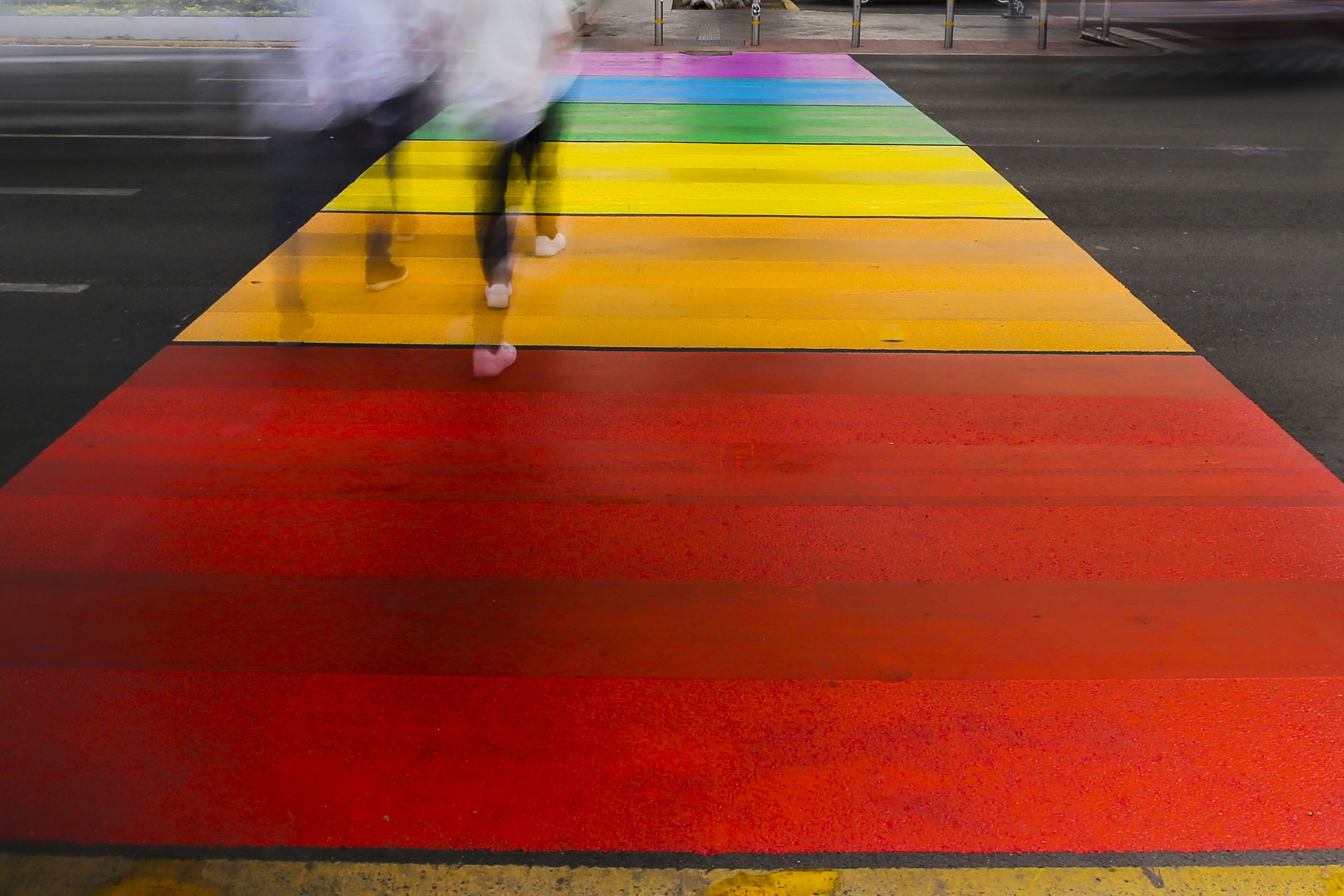cruce peatonal pintado con los colores del Día del Orgullo