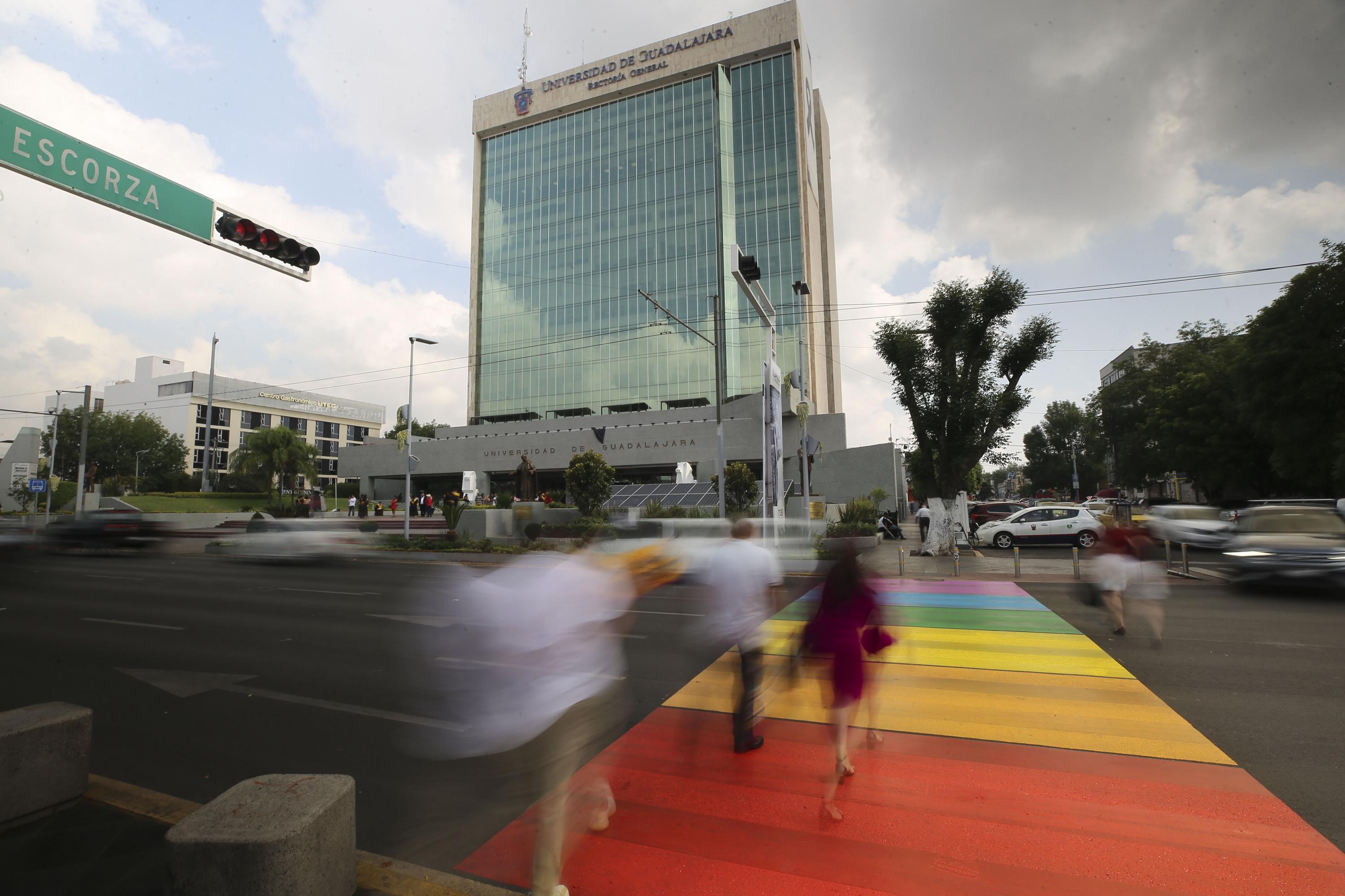 cruce peatonal pintado con los colores del Día del Orgullo