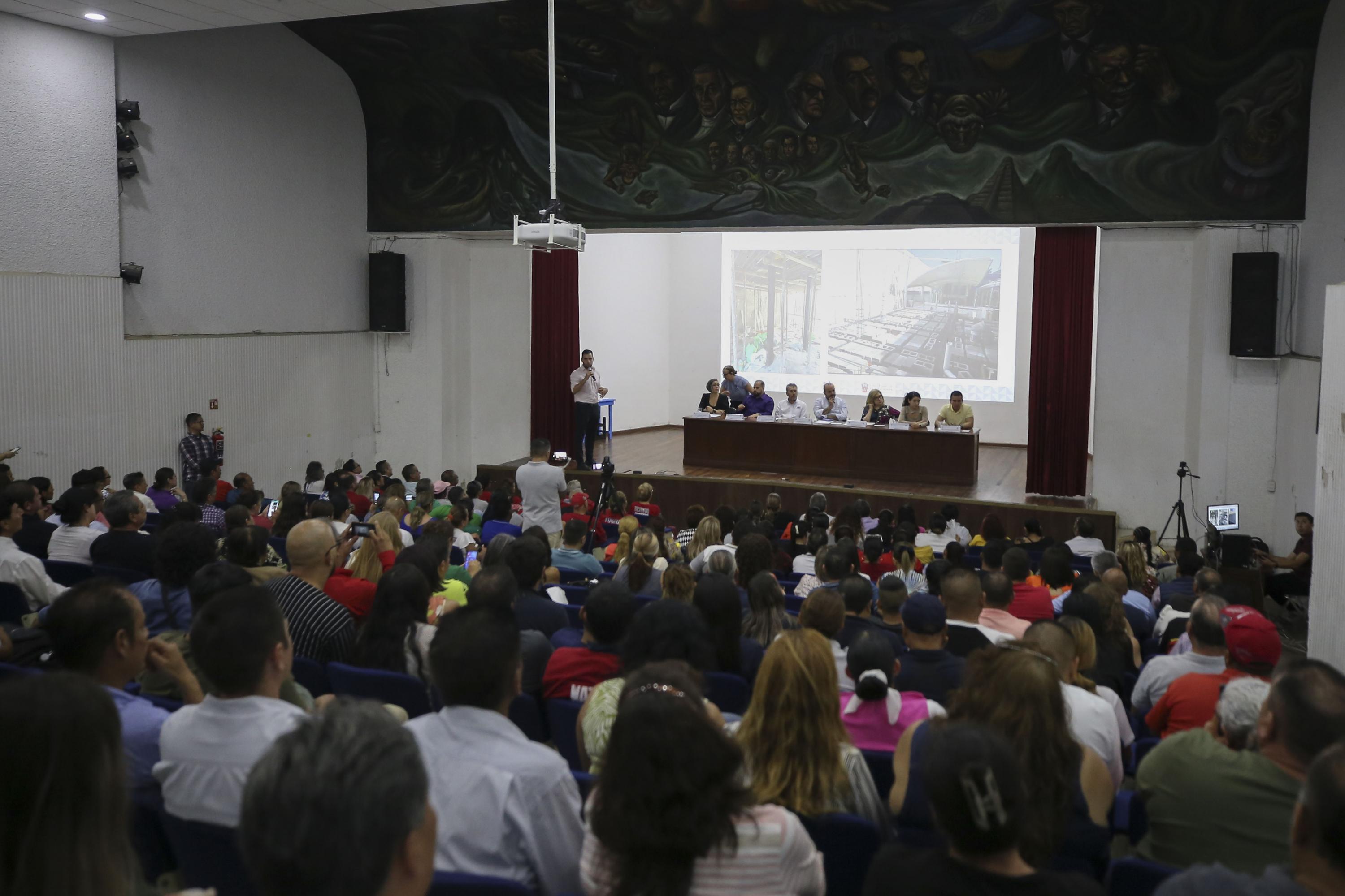 Autoridades del evento en presidium frente a asistentes en auditorio