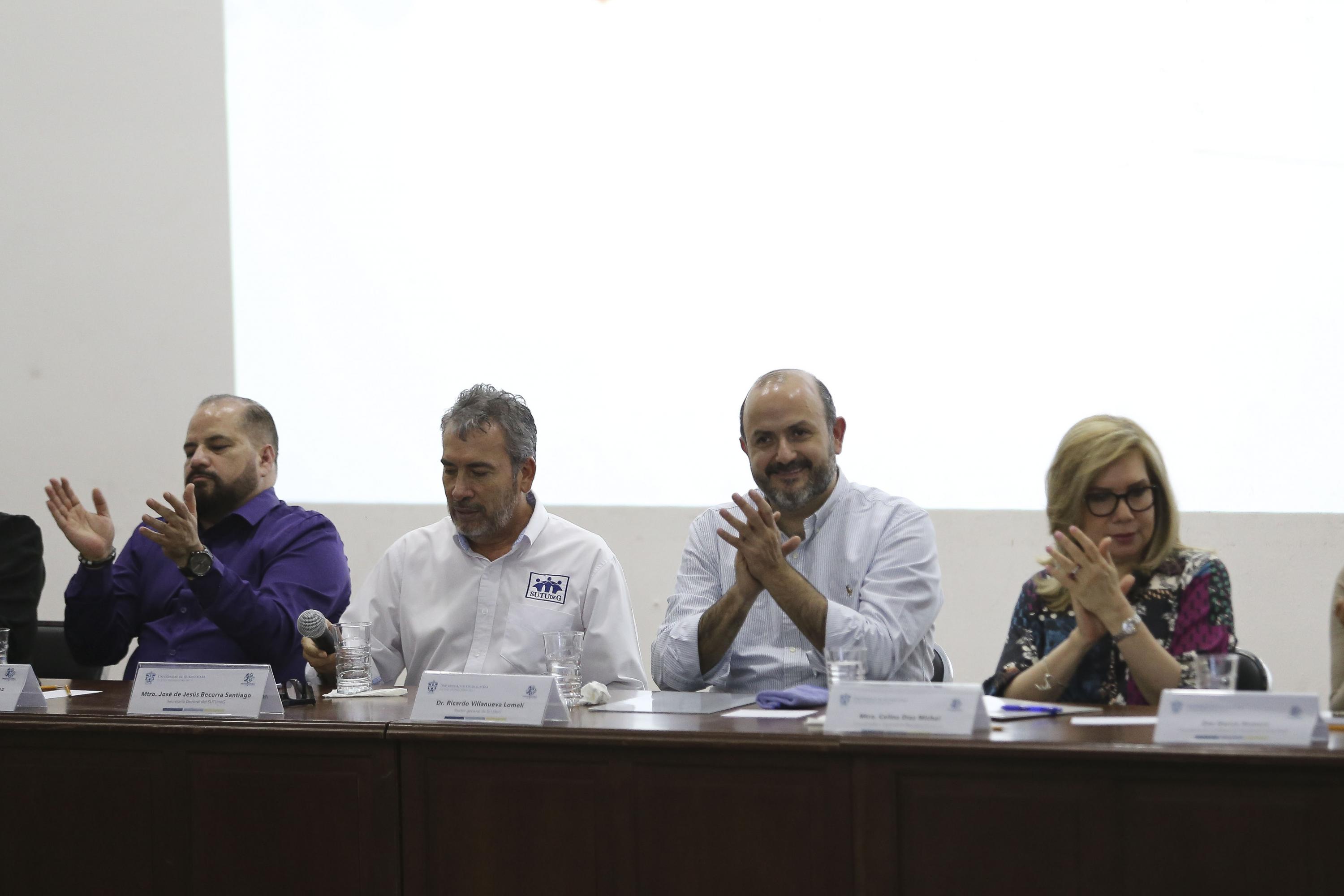 Autoridades del evento en presidium