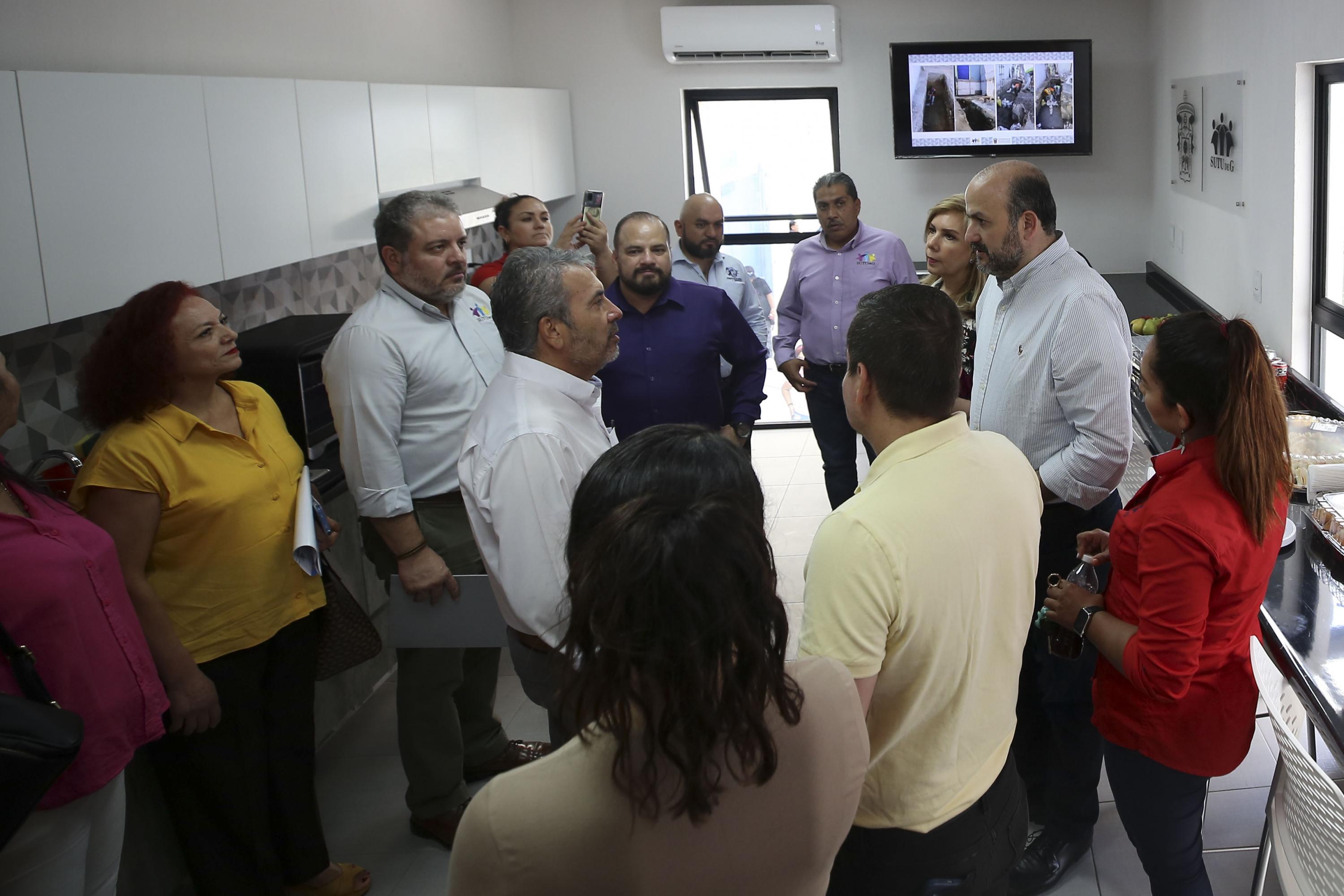 Autoridades del evento en área que se inauguró